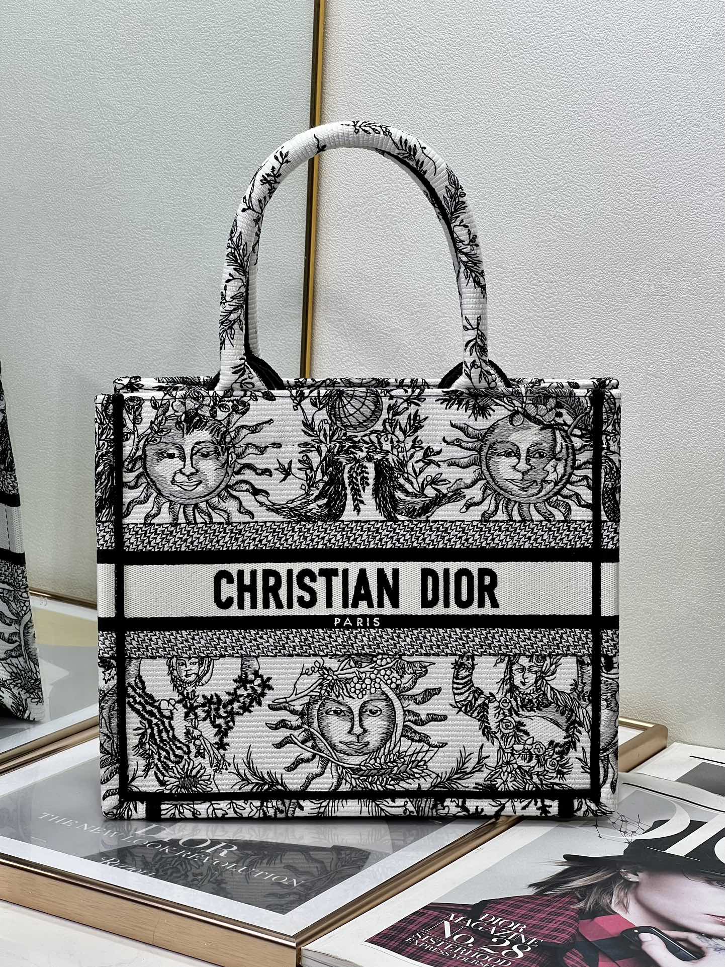 Di❤️r Book Tote 🛍️ 26cm