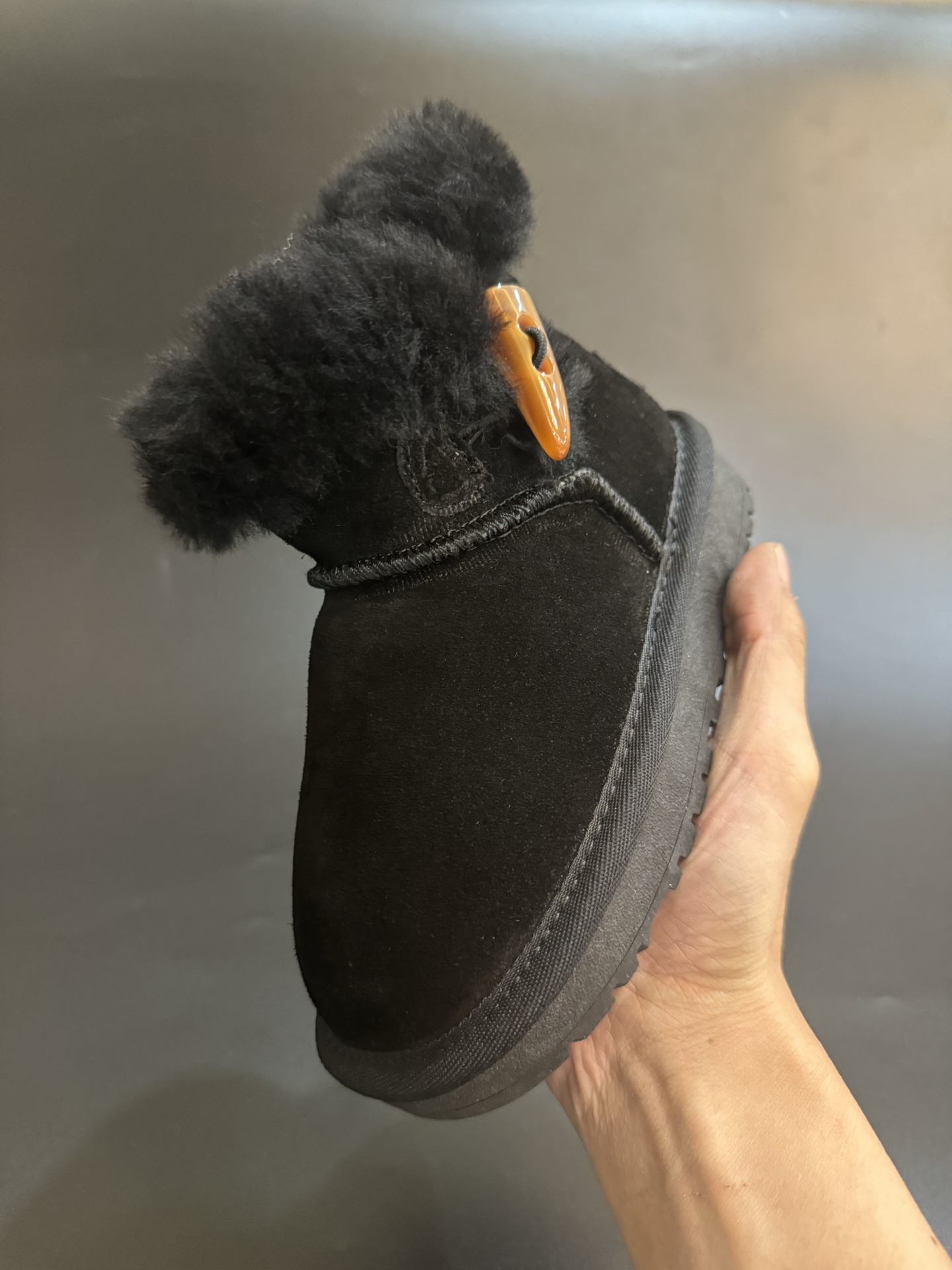 图片[4]-UGG牛角扣羊毛一体儿童高帮雪地靴 尺码26-35 经典UGG款式❤️ 低帮款式设计，保暖防风☁️ 羊毛一体系列，质感满满💯 橡胶耐磨防滑大底，脚感超赞👍🏻-选品中心