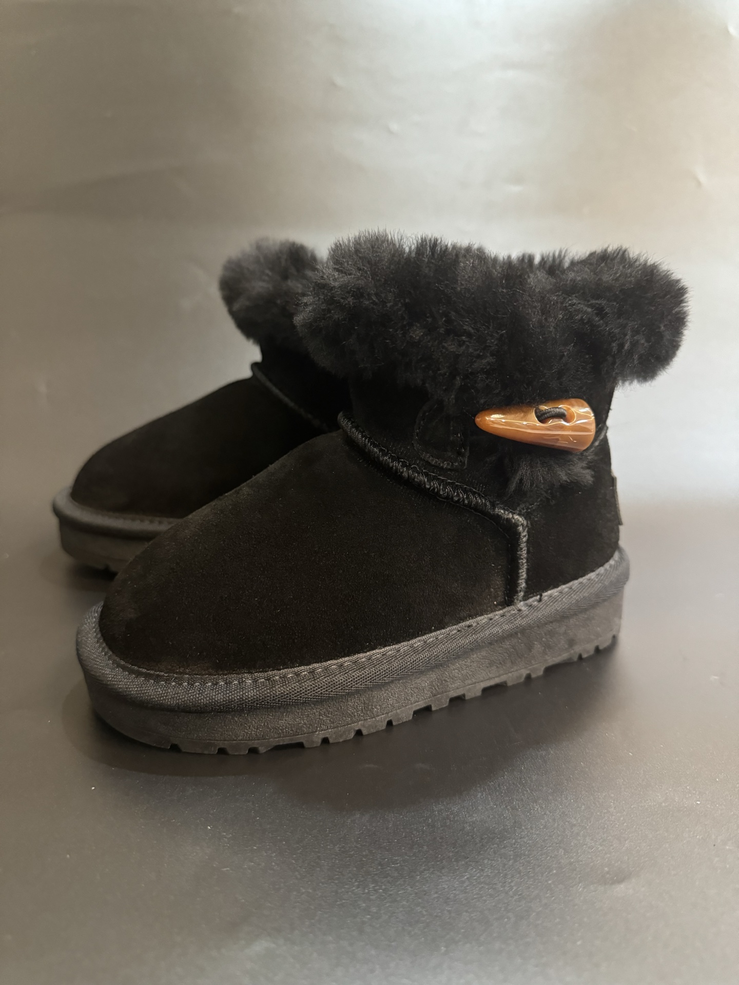 图片[8]-UGG牛角扣羊毛一体儿童高帮雪地靴 尺码26-35 经典UGG款式❤️ 低帮款式设计，保暖防风☁️ 羊毛一体系列，质感满满💯 橡胶耐磨防滑大底，脚感超赞👍🏻-选品中心