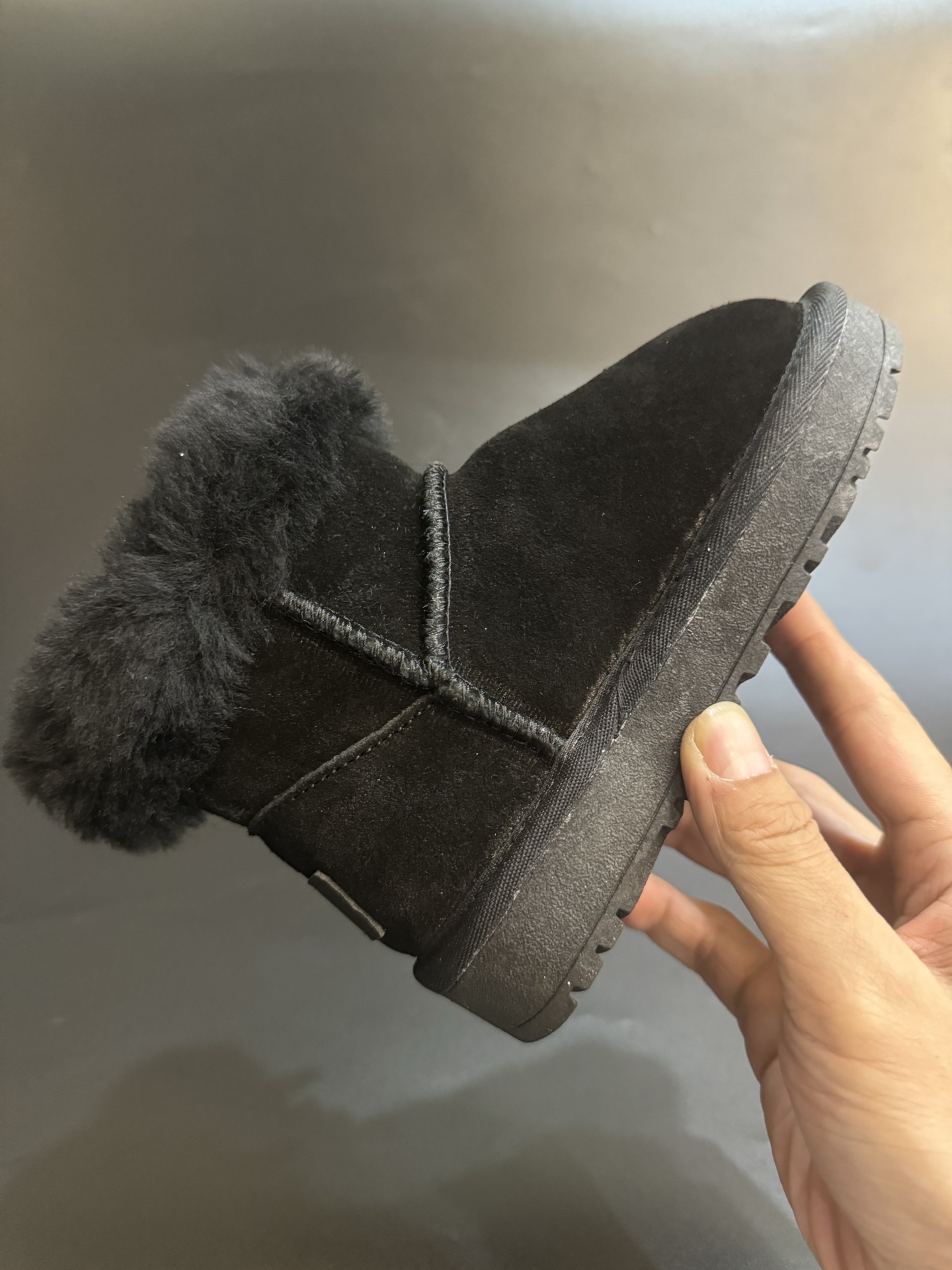 图片[5]-UGG牛角扣羊毛一体儿童高帮雪地靴 尺码26-35 经典UGG款式❤️ 低帮款式设计，保暖防风☁️ 羊毛一体系列，质感满满💯 橡胶耐磨防滑大底，脚感超赞👍🏻-选品中心