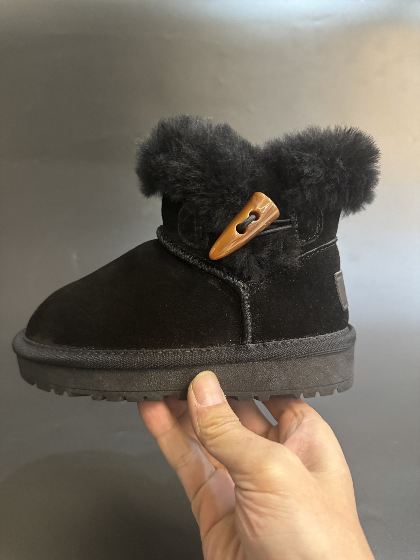 图片[3]-UGG牛角扣羊毛一体儿童高帮雪地靴 尺码26-35 经典UGG款式❤️ 低帮款式设计，保暖防风☁️ 羊毛一体系列，质感满满💯 橡胶耐磨防滑大底，脚感超赞👍🏻-选品中心