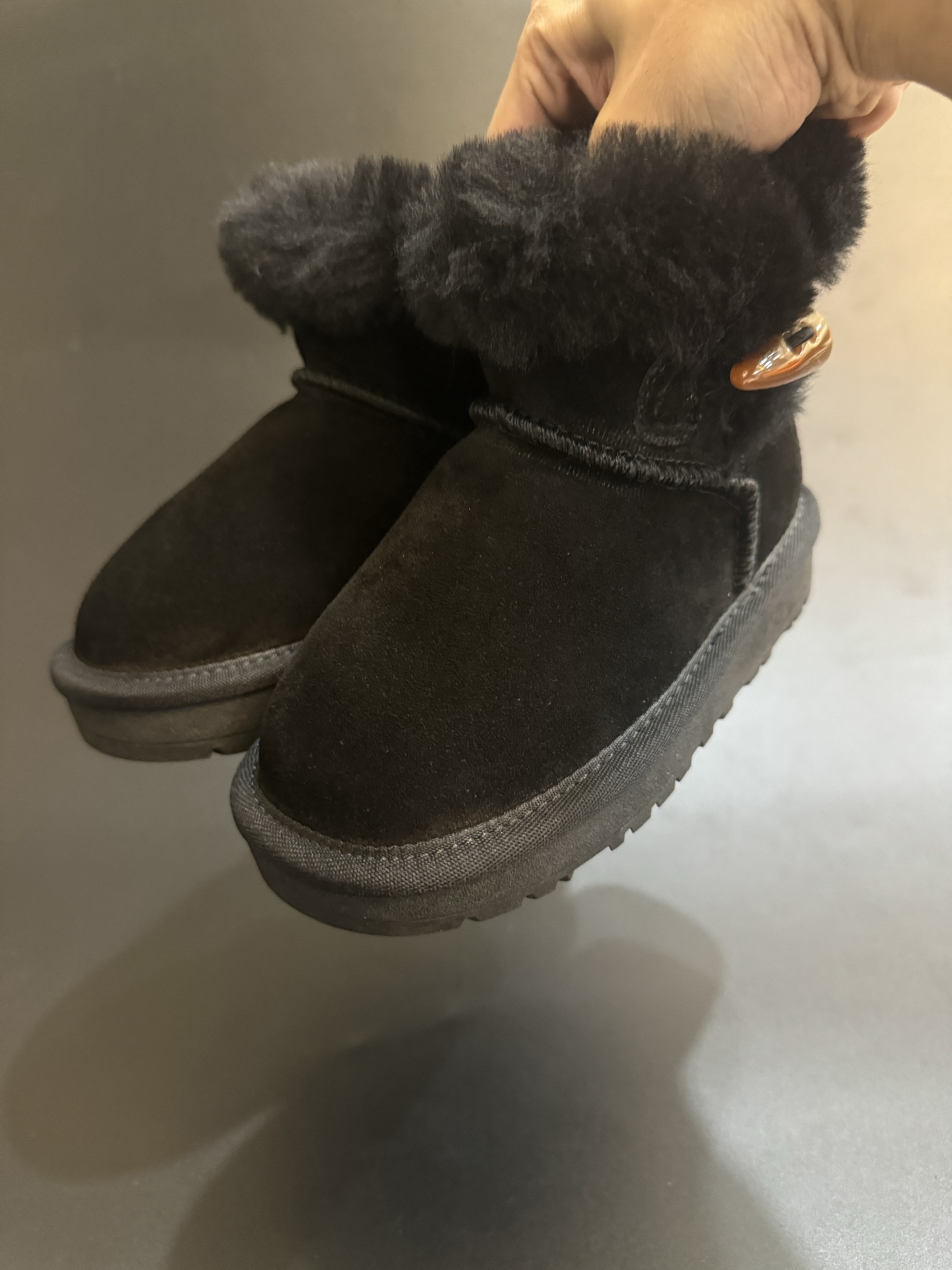 UGG牛角扣羊毛一体儿童高帮雪地靴 尺码26-35 经典UGG款式❤️ 低帮款式设计，保暖防风☁️ 羊毛一体系列，质感满满💯 橡胶耐磨防滑大底，脚感超赞👍🏻-选品中心