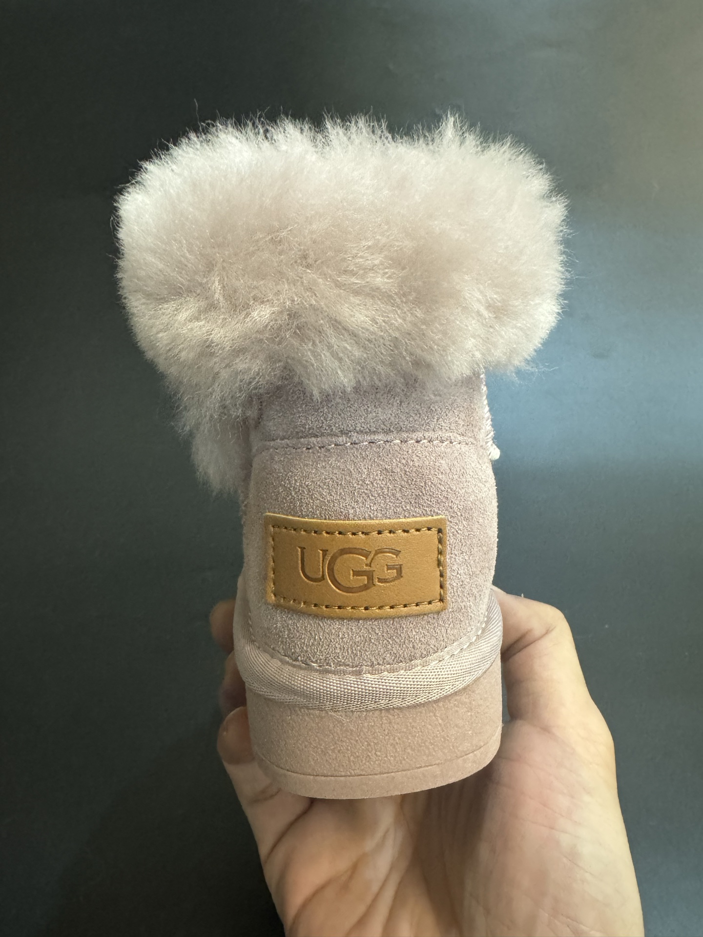 图片[7]-UGG牛角扣羊毛一体儿童高帮雪地靴 尺码26-35 经典UGG款式❤️ 低帮款式设计，保暖防风☁️ 羊毛一体系列，质感满满💯 橡胶耐磨防滑大底，脚感超赞👍🏻-选品中心