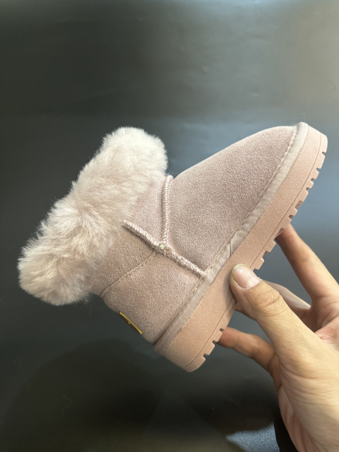 图片[5]-UGG牛角扣羊毛一体儿童高帮雪地靴 尺码26-35 经典UGG款式❤️ 低帮款式设计，保暖防风☁️ 羊毛一体系列，质感满满💯 橡胶耐磨防滑大底，脚感超赞👍🏻-选品中心