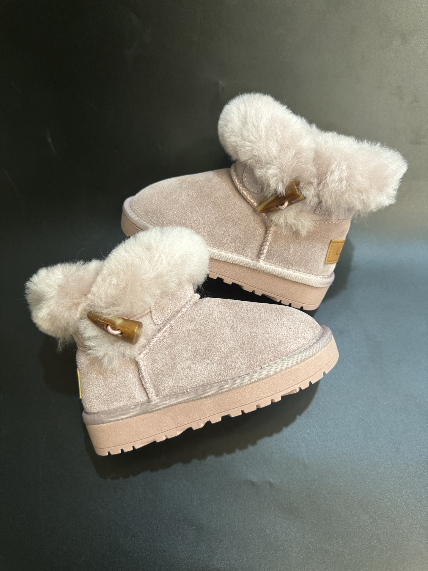 图片[8]-UGG牛角扣羊毛一体儿童高帮雪地靴 尺码26-35 经典UGG款式❤️ 低帮款式设计，保暖防风☁️ 羊毛一体系列，质感满满💯 橡胶耐磨防滑大底，脚感超赞👍🏻-选品中心