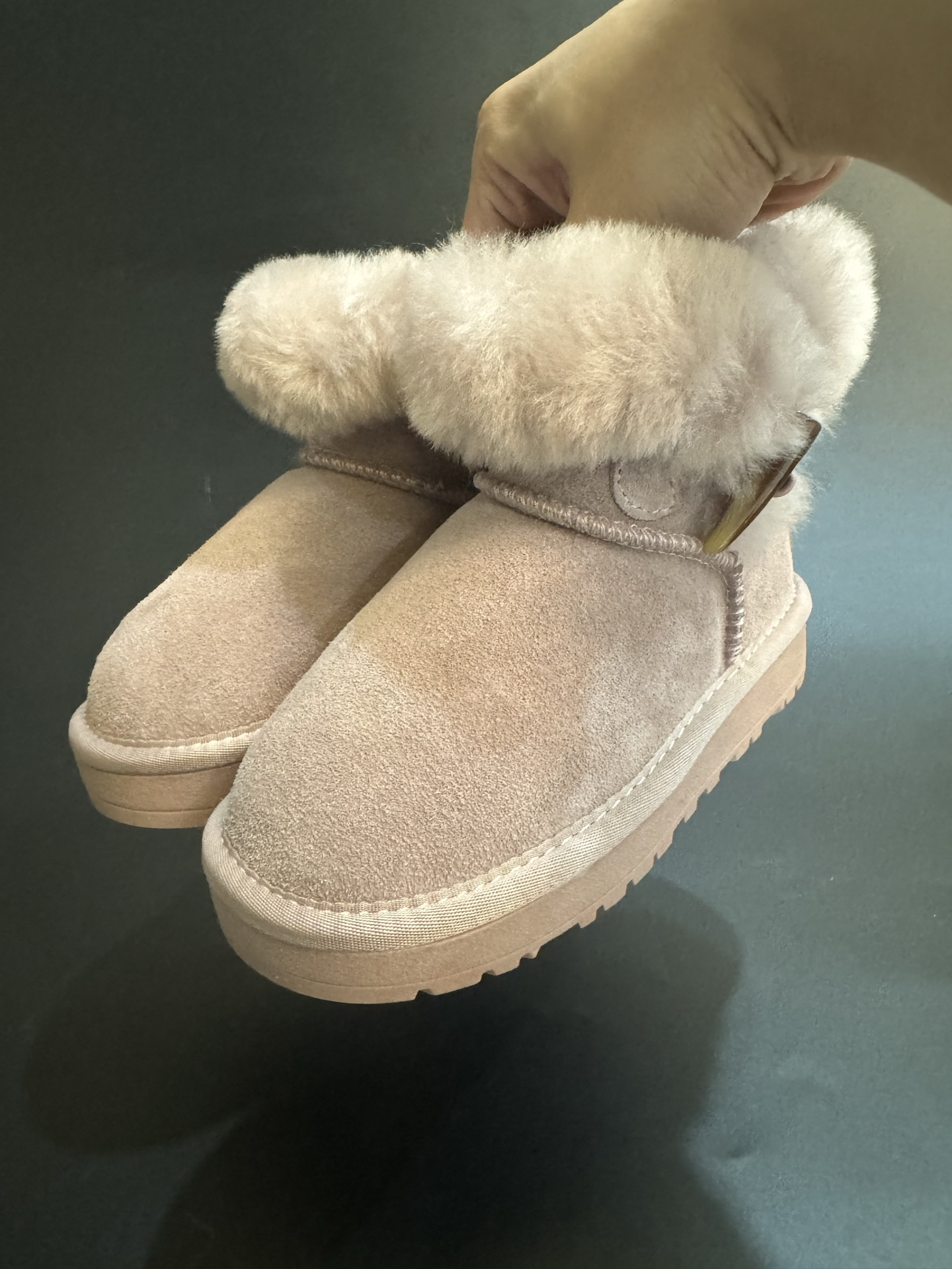 UGG牛角扣羊毛一体儿童高帮雪地靴 尺码26-35 经典UGG款式❤️ 低帮款式设计，保暖防风☁️ 羊毛一体系列，质感满满💯 橡胶耐磨防滑大底，脚感超赞👍🏻-选品中心