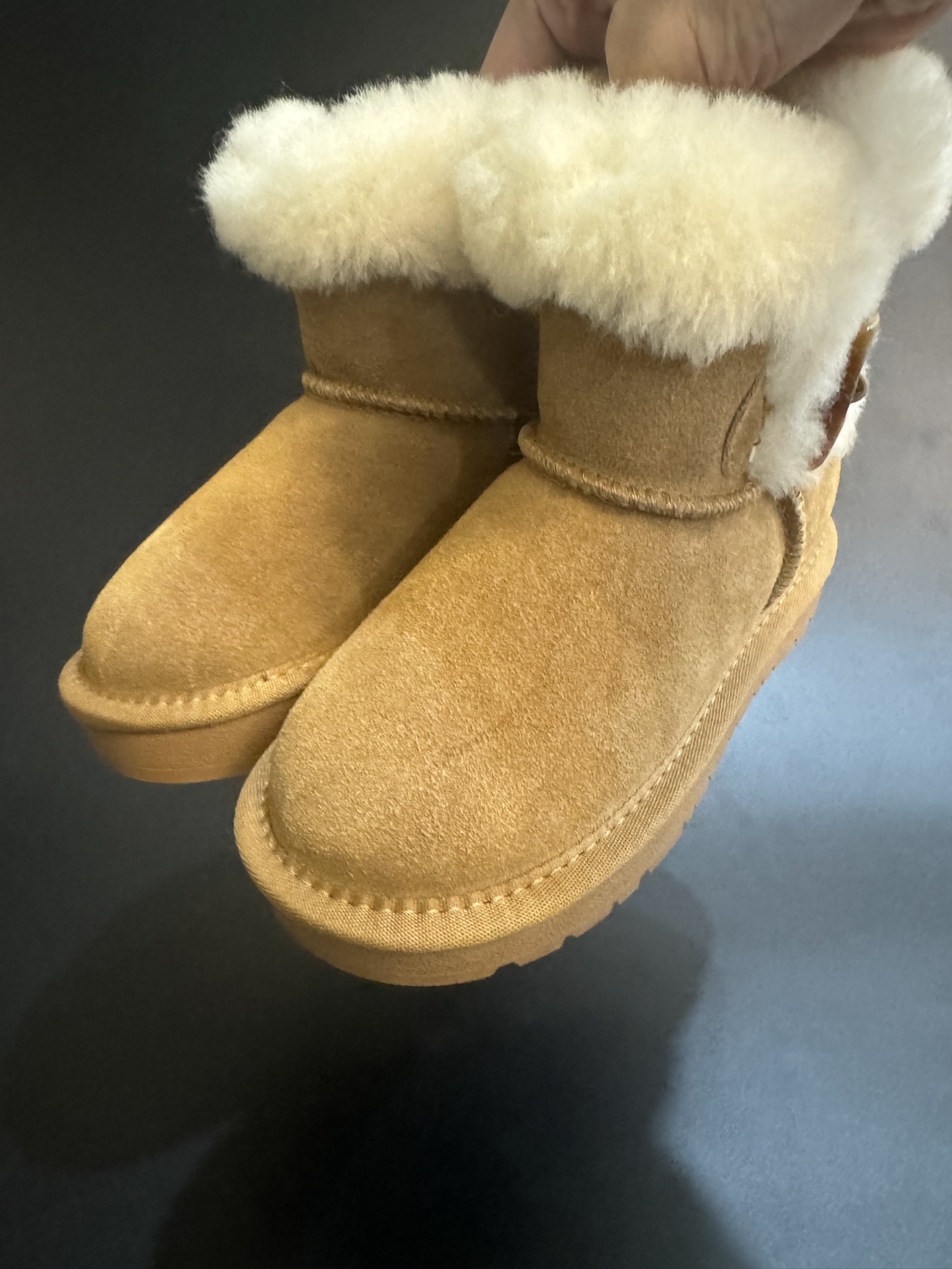 NO:583759,UGG horn buckle wool all-in-one children's high-top snow boots, sizes 26-35, classic UGG style, low-top style design, warm and windproof, wool all-in-one series, full of texture, rubber wear-resistant and non-slip outsole, great foot feel, snow boots, boots,19860909UGG牛角扣羊毛一体儿童高帮雪地靴 尺码26-35 经典UGG款式 低帮款式设计,保暖防风 羊毛一体系列,质感满满 橡胶耐磨防滑大底,脚感超赞,雪地靴,boots,,Children's