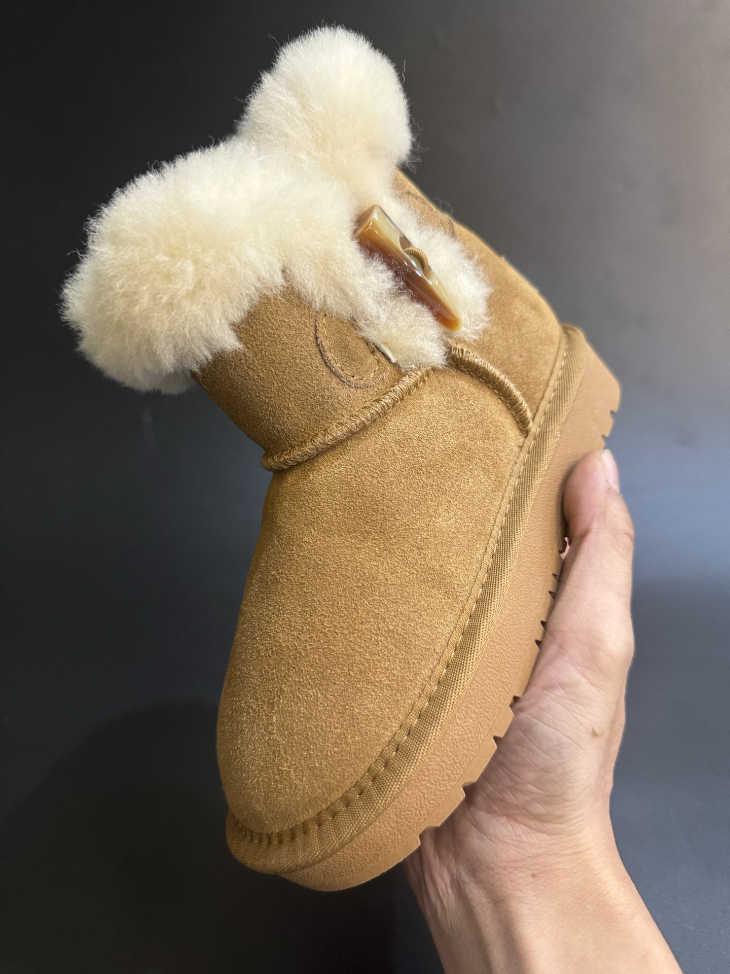 图片[4]-UGG牛角扣羊毛一体儿童高帮雪地靴 尺码26-35 经典UGG款式❤️ 低帮款式设计，保暖防风☁️ 羊毛一体系列，质感满满💯 橡胶耐磨防滑大底，脚感超赞👍🏻-选品中心