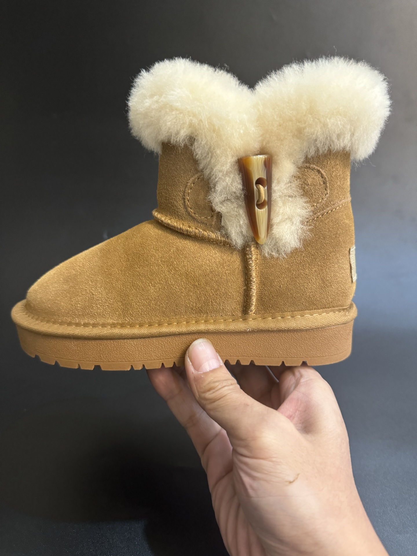 图片[3]-UGG牛角扣羊毛一体儿童高帮雪地靴 尺码26-35 经典UGG款式❤️ 低帮款式设计，保暖防风☁️ 羊毛一体系列，质感满满💯 橡胶耐磨防滑大底，脚感超赞👍🏻-选品中心