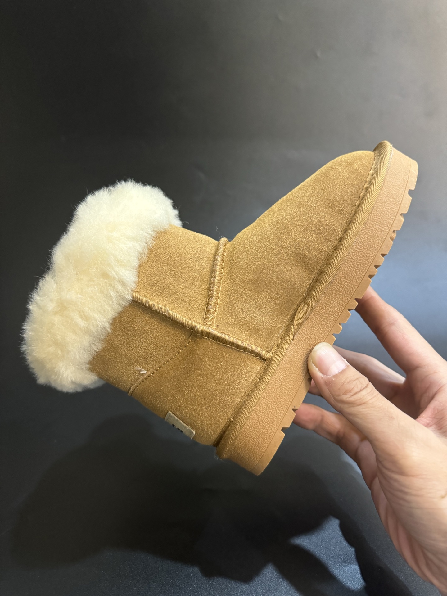 图片[5]-UGG牛角扣羊毛一体儿童高帮雪地靴 尺码26-35 经典UGG款式❤️ 低帮款式设计，保暖防风☁️ 羊毛一体系列，质感满满💯 橡胶耐磨防滑大底，脚感超赞👍🏻-选品中心