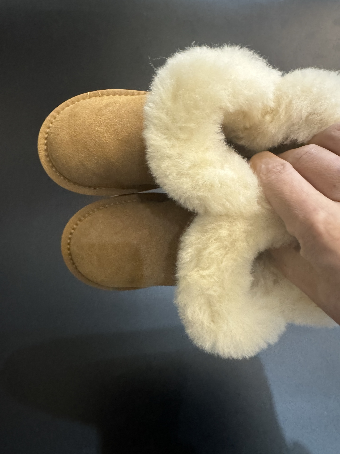 图片[2]-UGG牛角扣羊毛一体儿童高帮雪地靴 尺码26-35 经典UGG款式❤️ 低帮款式设计，保暖防风☁️ 羊毛一体系列，质感满满💯 橡胶耐磨防滑大底，脚感超赞👍🏻-选品中心