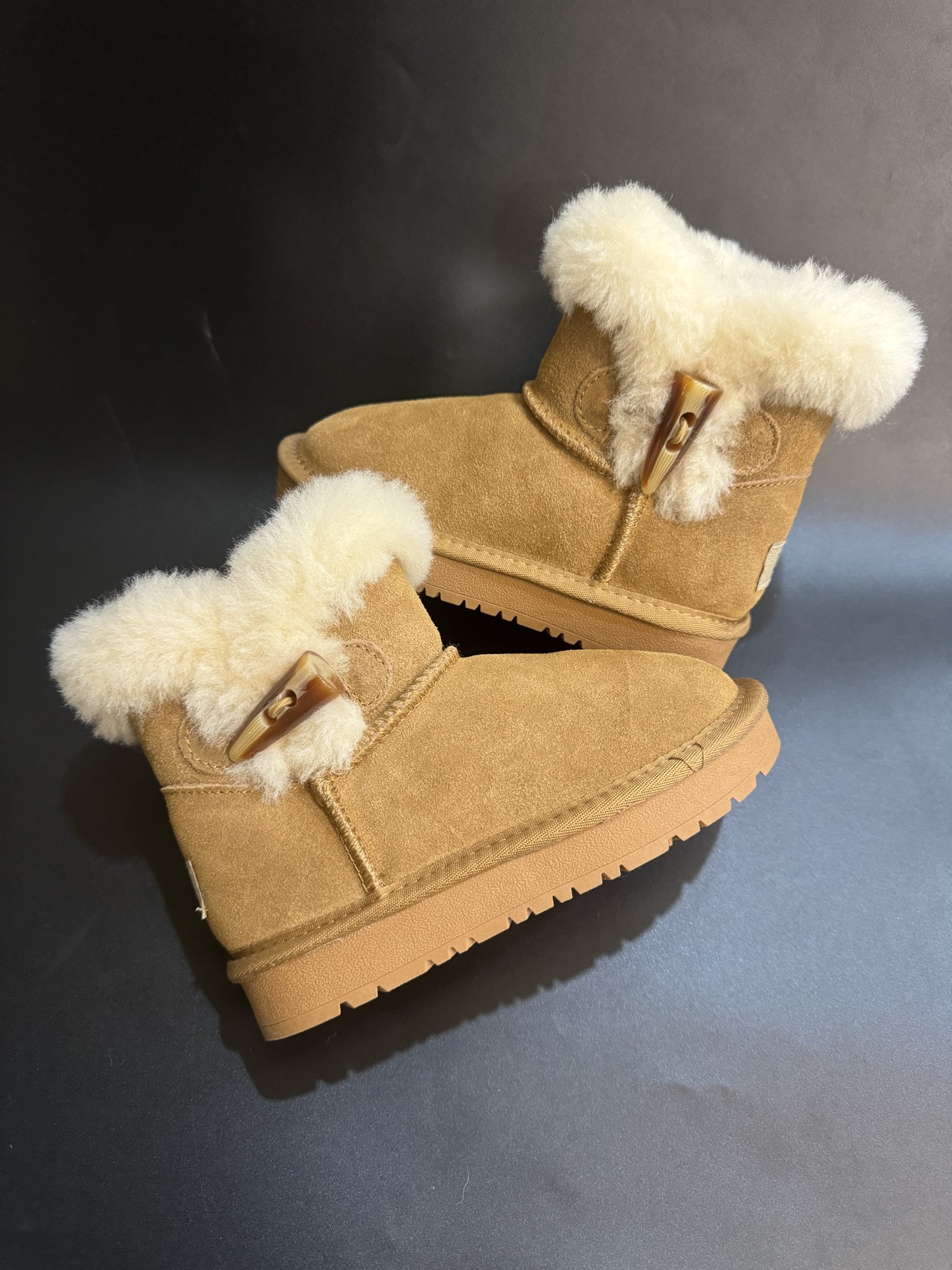 图片[9]-UGG牛角扣羊毛一体儿童高帮雪地靴 尺码26-35 经典UGG款式❤️ 低帮款式设计，保暖防风☁️ 羊毛一体系列，质感满满💯 橡胶耐磨防滑大底，脚感超赞👍🏻-选品中心