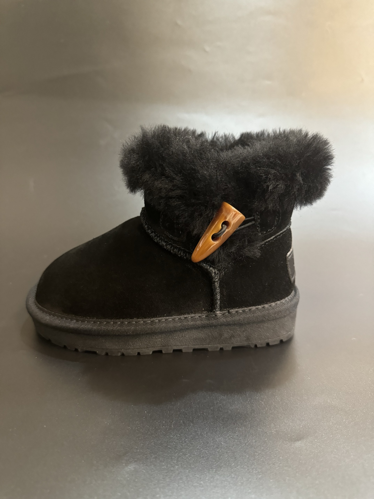 图片[2]-新款放 UGG牛角扣羊毛一体儿童高帮雪地靴 尺码26-35 经典UGG款式❤️ 低帮款式设计，保暖防风☁️ 羊毛一体系列，质感满满💯 橡胶耐磨防滑大底，脚感超赞👍🏻-选品中心