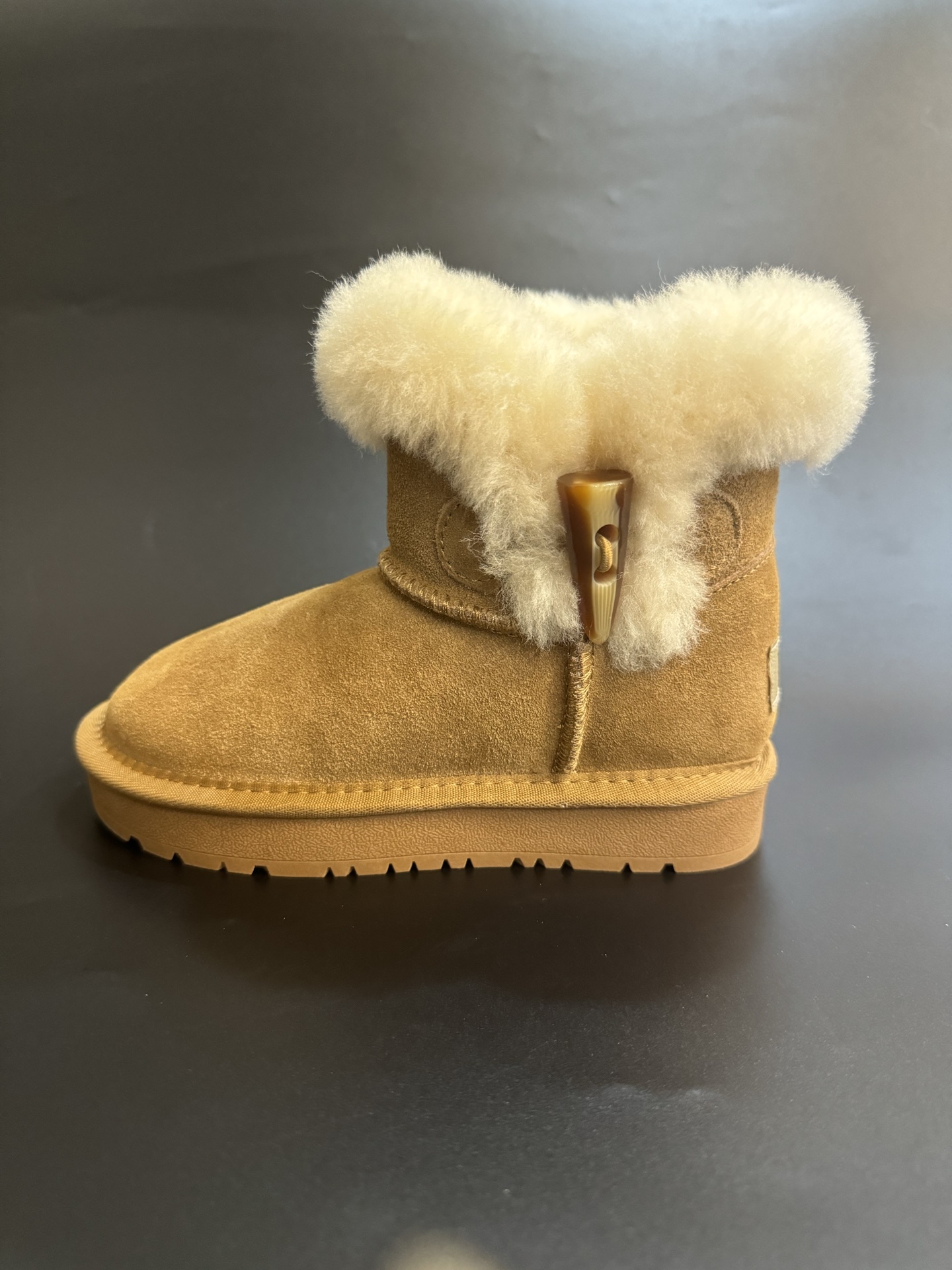 图片[3]-新款放 UGG牛角扣羊毛一体儿童高帮雪地靴 尺码26-35 经典UGG款式❤️ 低帮款式设计，保暖防风☁️ 羊毛一体系列，质感满满💯 橡胶耐磨防滑大底，脚感超赞👍🏻-选品中心