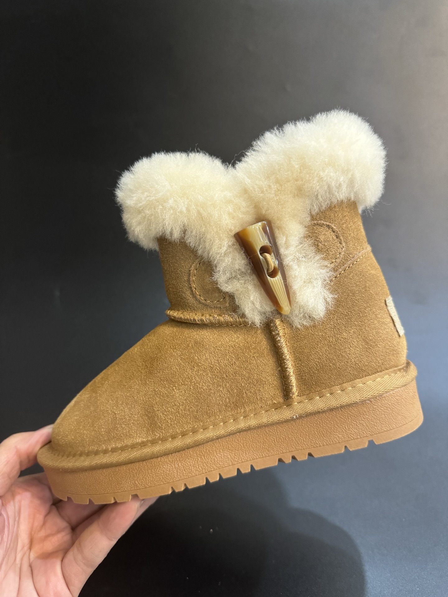 图片[6]-新款放 UGG牛角扣羊毛一体儿童高帮雪地靴 尺码26-35 经典UGG款式❤️ 低帮款式设计，保暖防风☁️ 羊毛一体系列，质感满满💯 橡胶耐磨防滑大底，脚感超赞👍🏻-选品中心