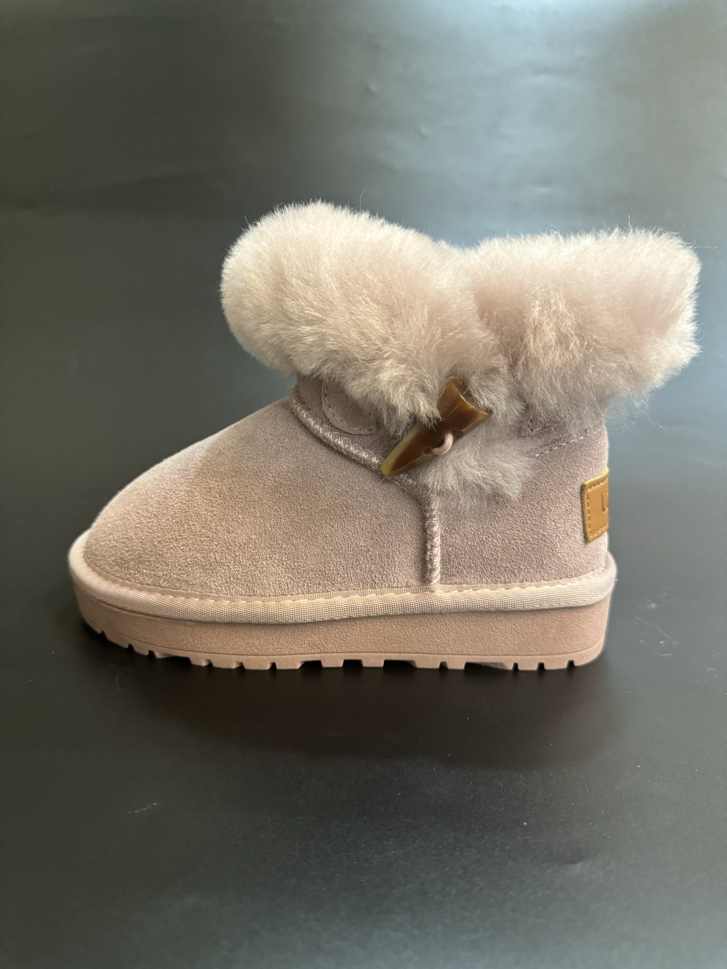 NO:583742,New UGG horn buckle wool one-piece children's high-top snow boots, sizes 26-35, classic UGG style, low-top style design, warm and windproof, wool one-piece series, full of texture, rubber wear-resistant and non-slip outsole, great foot feel, snow boots, boots,19860909新款放 UGG牛角扣羊毛一体儿童高帮雪地靴 尺码26-35 经典UGG款式 低帮款式设计,保暖防风 羊毛一体系列,质感满满 橡胶耐磨防滑大底,脚感超赞,雪地靴,boots,,Children's