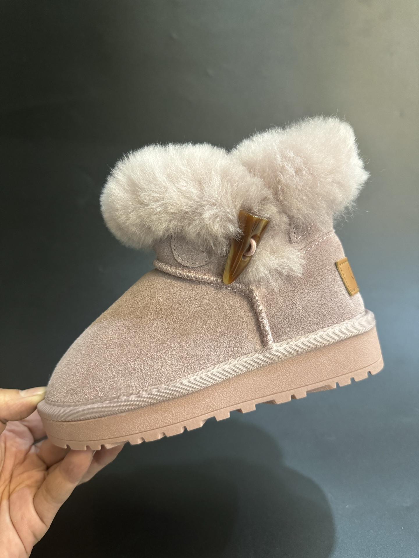 图片[4]-新款放 UGG牛角扣羊毛一体儿童高帮雪地靴 尺码26-35 经典UGG款式❤️ 低帮款式设计，保暖防风☁️ 羊毛一体系列，质感满满💯 橡胶耐磨防滑大底，脚感超赞👍🏻-选品中心