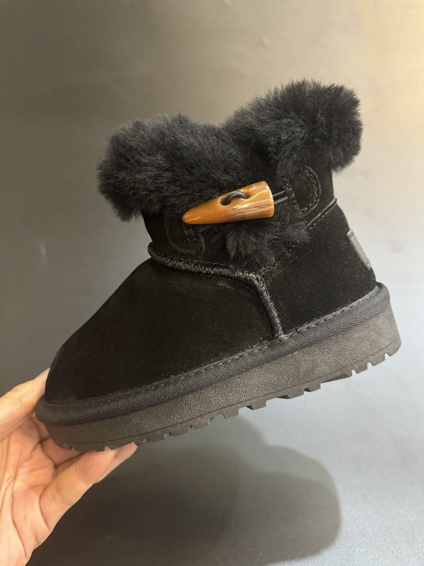 图片[5]-新款放 UGG牛角扣羊毛一体儿童高帮雪地靴 尺码26-35 经典UGG款式❤️ 低帮款式设计，保暖防风☁️ 羊毛一体系列，质感满满💯 橡胶耐磨防滑大底，脚感超赞👍🏻-选品中心