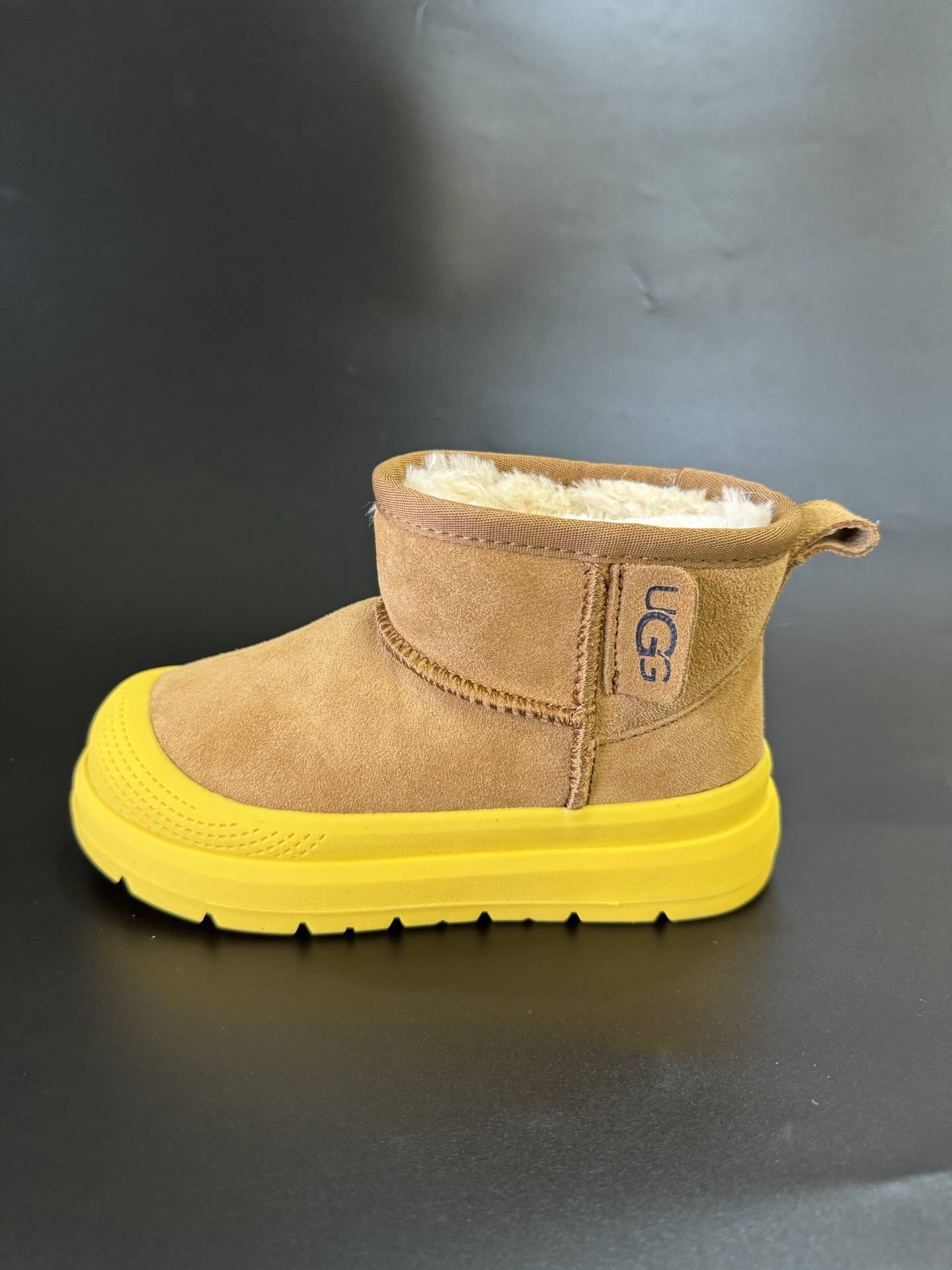 图片[5]-三色放 UGG王一博同款儿童中帮雪地靴 尺码25—35 经典UGG明星款式❤️ 低帮款式设计，保暖防风☁️ 羊毛一体系列，质感满满💯 橡胶耐磨防滑大底，脚感超赞👍🏻-选品中心