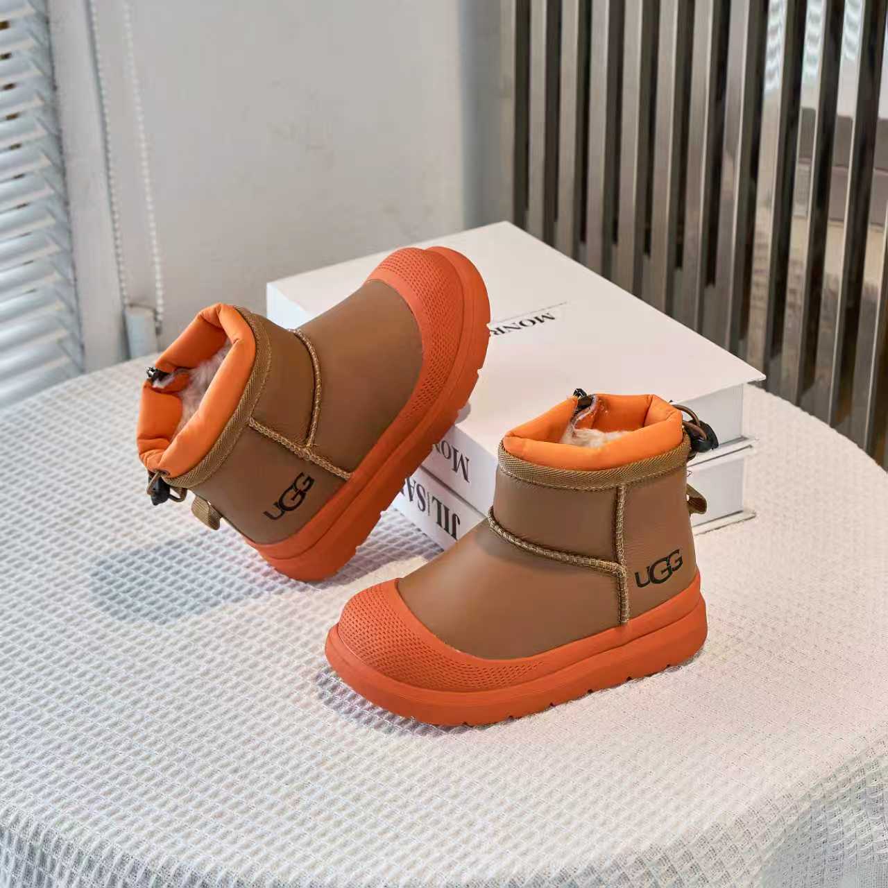 图片[5]-UGG塔斯曼儿童中帮雪地靴 尺码26-37 经典UGG明星款式❤️ 低帮款式设计，保暖防风☁️ 羊毛一体系列，质感满满💯 橡胶耐磨防滑大底，脚感超赞👍🏻-选品中心