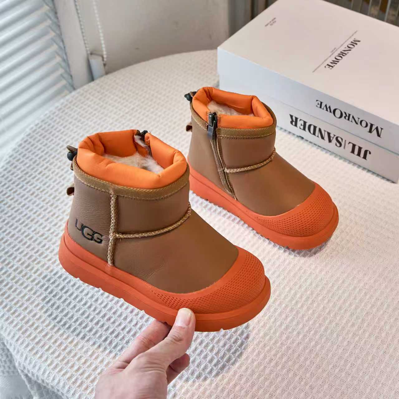 NO:583750,Put UGG Tasman children's mid-top snow boots, sizes 26-37, classic UGG star style, low-top style design, warm and windproof, wool integrated series, full of texture, rubber wear-resistant and non-slip outsole, great foot feel, snow boots, boots,19860909放 UGG塔斯曼儿童中帮雪地靴 尺码26-37 经典UGG明星款式 低帮款式设计,保暖防风 羊毛一体系列,质感满满 橡胶耐磨防滑大底,脚感超赞,雪地靴,boots,,Children's