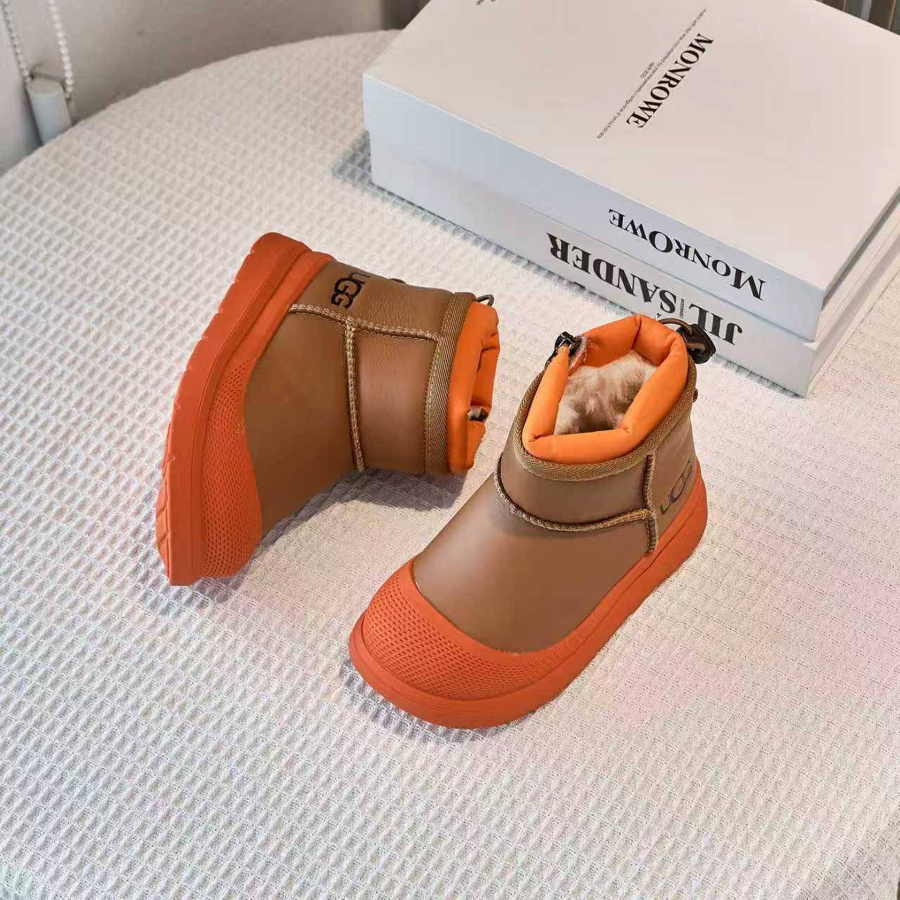 图片[4]-UGG塔斯曼儿童中帮雪地靴 尺码26-37 经典UGG明星款式❤️ 低帮款式设计，保暖防风☁️ 羊毛一体系列，质感满满💯 橡胶耐磨防滑大底，脚感超赞👍🏻-选品中心