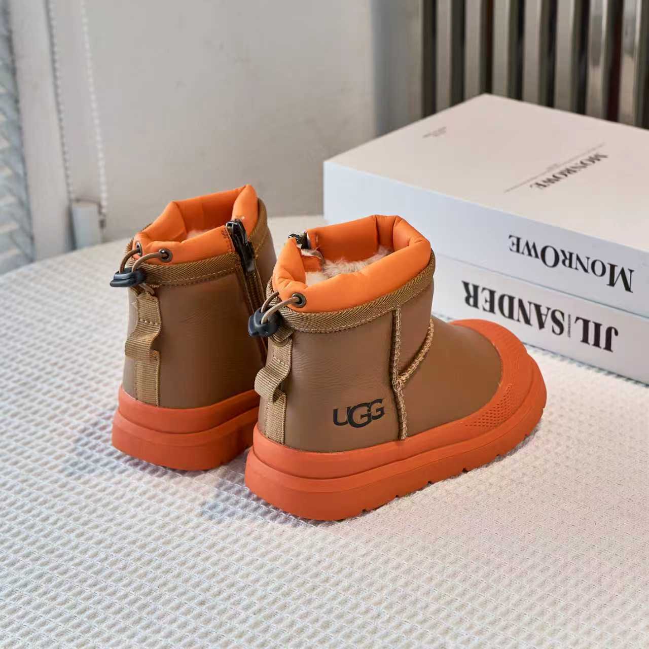 图片[6]-UGG塔斯曼儿童中帮雪地靴 尺码26-37 经典UGG明星款式❤️ 低帮款式设计，保暖防风☁️ 羊毛一体系列，质感满满💯 橡胶耐磨防滑大底，脚感超赞👍🏻-选品中心