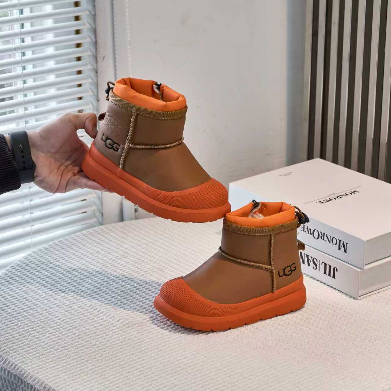 图片[2]-UGG塔斯曼儿童中帮雪地靴 尺码26-37 经典UGG明星款式❤️ 低帮款式设计，保暖防风☁️ 羊毛一体系列，质感满满💯 橡胶耐磨防滑大底，脚感超赞👍🏻-选品中心
