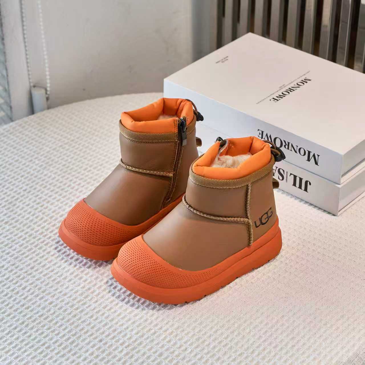 图片[3]-UGG塔斯曼儿童中帮雪地靴 尺码26-37 经典UGG明星款式❤️ 低帮款式设计，保暖防风☁️ 羊毛一体系列，质感满满💯 橡胶耐磨防滑大底，脚感超赞👍🏻-选品中心