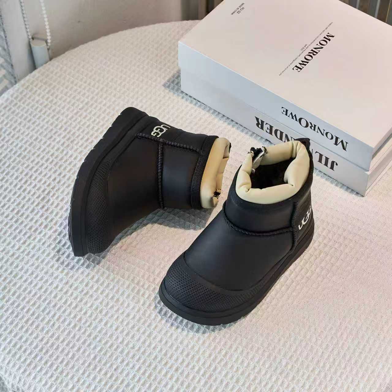 图片[4]-UGG塔斯曼儿童中帮雪地靴 尺码26-37 经典UGG明星款式❤️ 低帮款式设计，保暖防风☁️ 羊毛一体系列，质感满满💯 橡胶耐磨防滑大底，脚感超赞👍🏻-选品中心