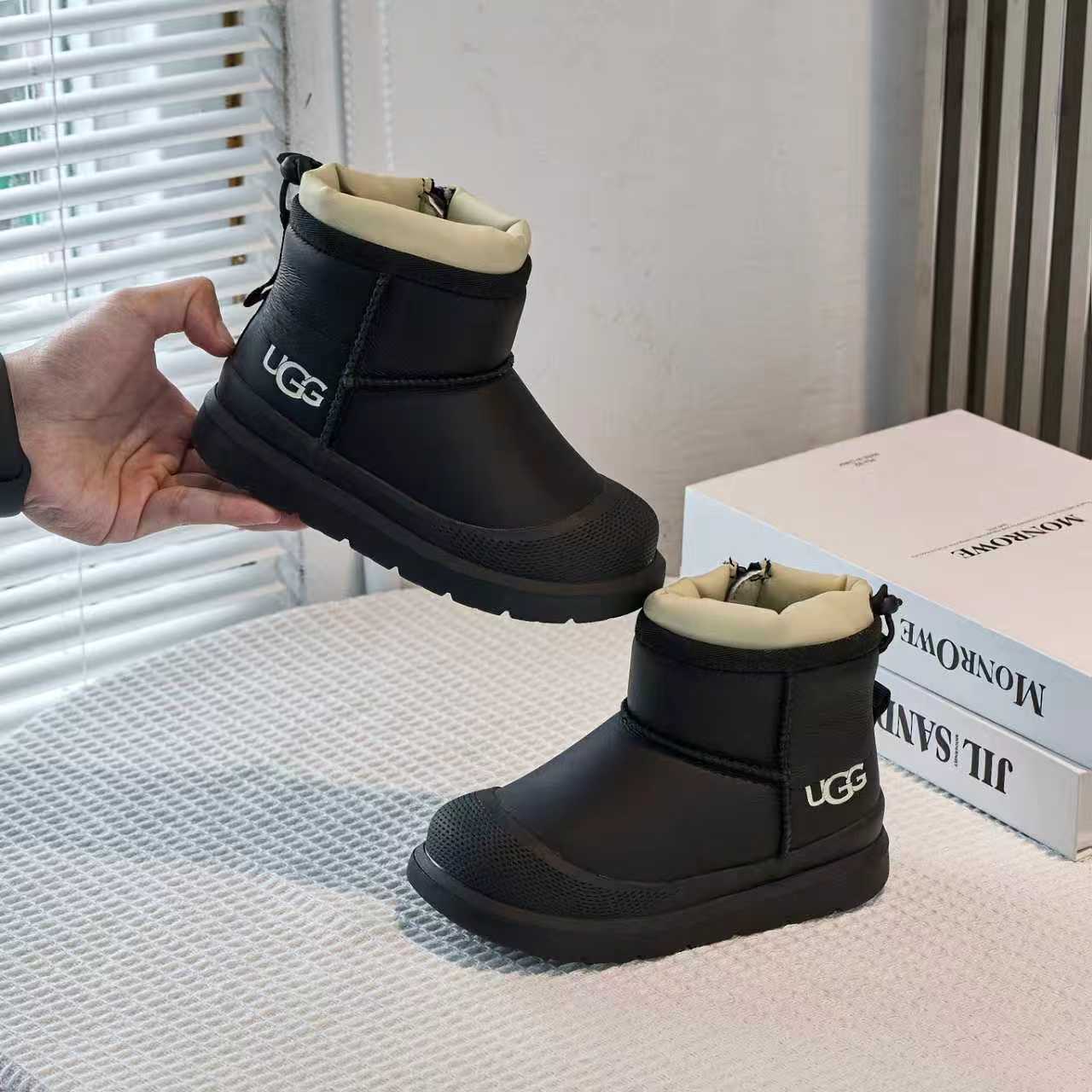 图片[2]-UGG塔斯曼儿童中帮雪地靴 尺码26-37 经典UGG明星款式❤️ 低帮款式设计，保暖防风☁️ 羊毛一体系列，质感满满💯 橡胶耐磨防滑大底，脚感超赞👍🏻-选品中心