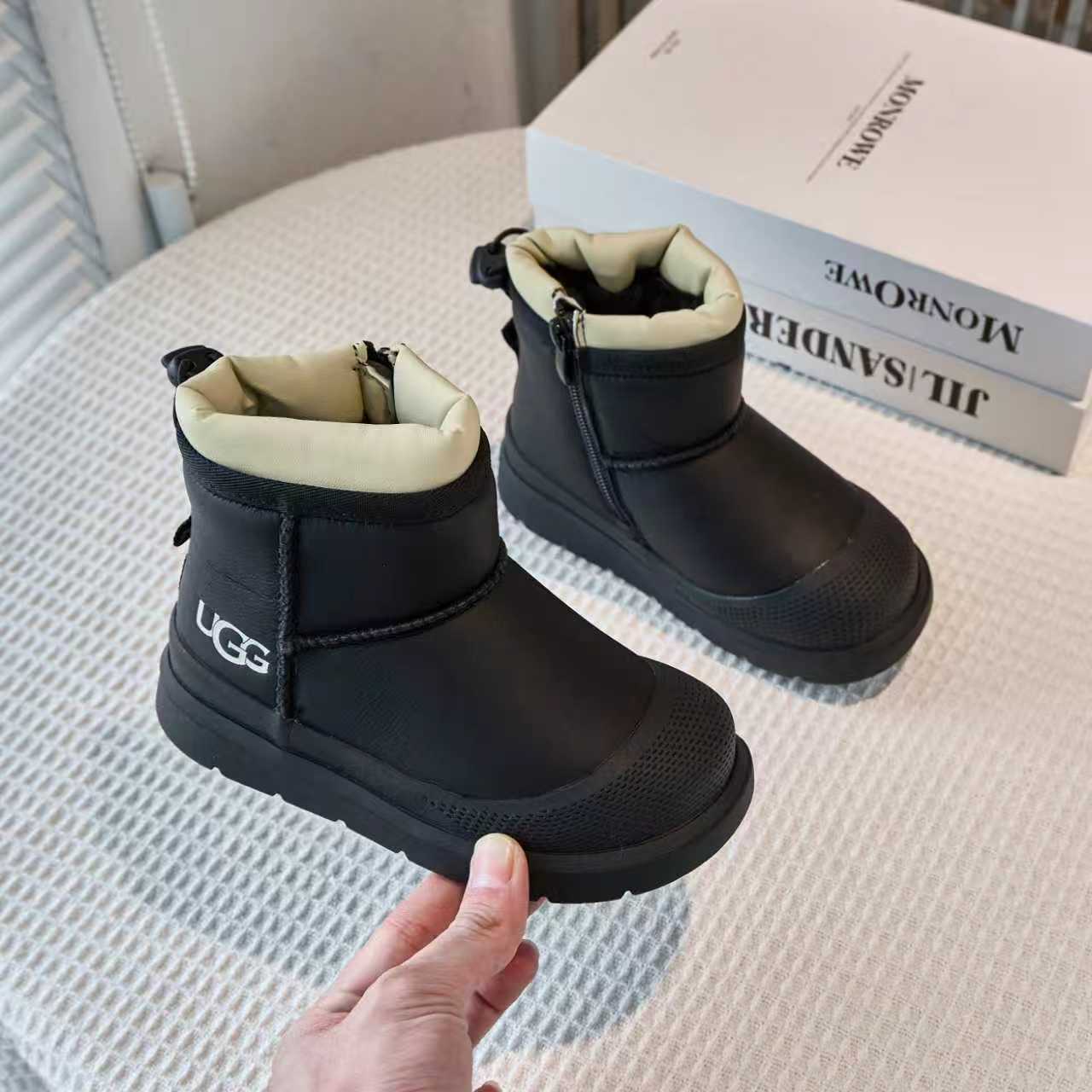 NO:583748,UGG Tasman children's mid-top snow boots, sizes 26-37, classic UGG star style, low-top style design, warm and windproof, wool integrated series, full of texture, rubber wear-resistant and non-slip outsole, great foot feel, snow boots, boots,19860909UGG塔斯曼儿童中帮雪地靴 尺码26-37 经典UGG明星款式 低帮款式设计,保暖防风 羊毛一体系列,质感满满 橡胶耐磨防滑大底,脚感超赞,雪地靴,boots,,Children's