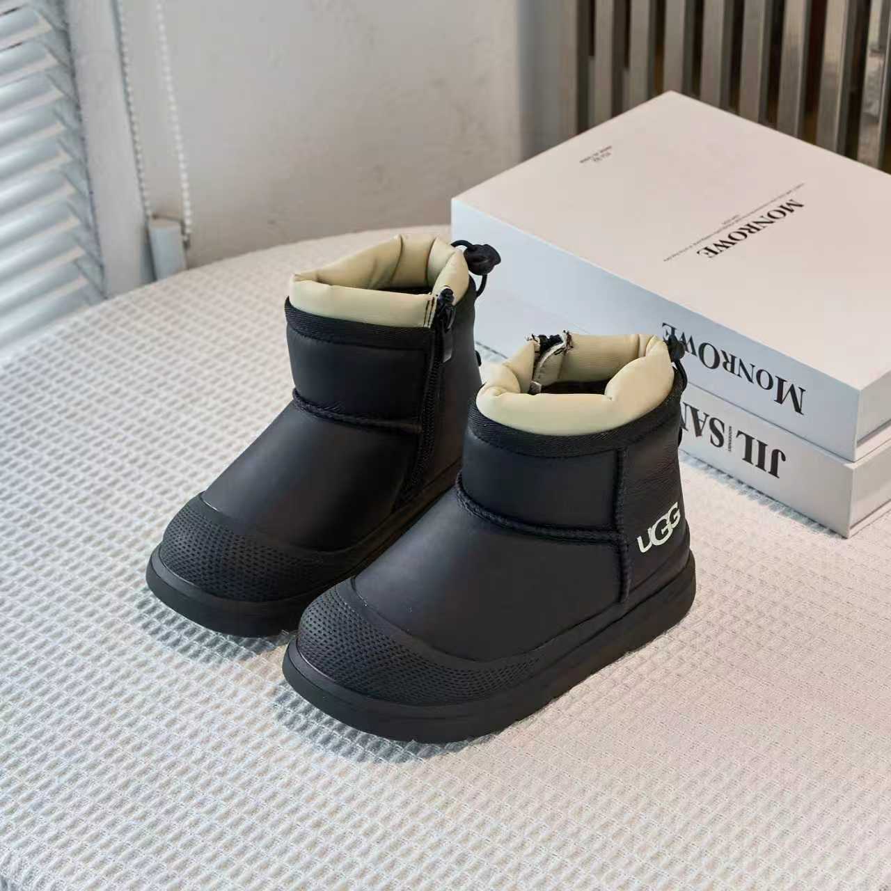 图片[3]-UGG塔斯曼儿童中帮雪地靴 尺码26-37 经典UGG明星款式❤️ 低帮款式设计，保暖防风☁️ 羊毛一体系列，质感满满💯 橡胶耐磨防滑大底，脚感超赞👍🏻-选品中心