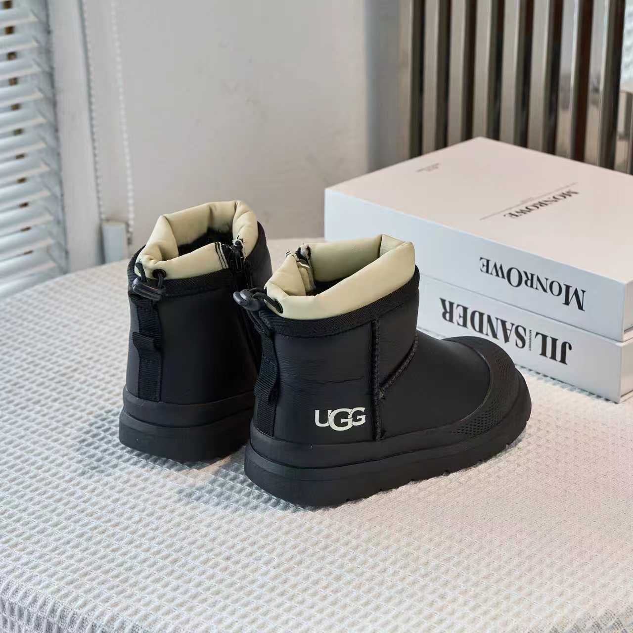 图片[6]-UGG塔斯曼儿童中帮雪地靴 尺码26-37 经典UGG明星款式❤️ 低帮款式设计，保暖防风☁️ 羊毛一体系列，质感满满💯 橡胶耐磨防滑大底，脚感超赞👍🏻-选品中心