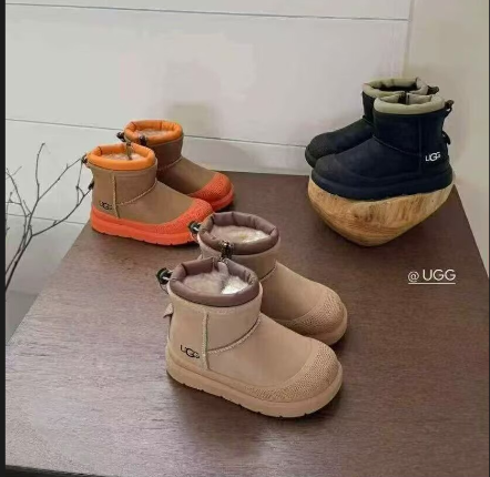 图片[7]-放 UGG塔斯曼儿童中帮雪地靴 尺码26-37 经典UGG明星款式❤️ 低帮款式设计，保暖防风☁️ 羊毛一体系列，质感满满💯 橡胶耐磨防滑大底，脚感超赞👍🏻-选品中心