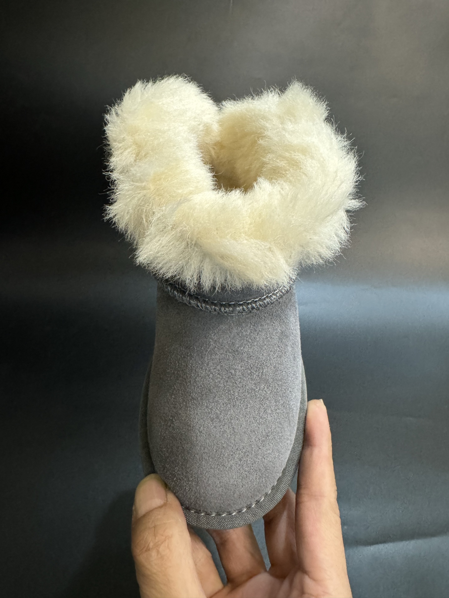 图片[6]-UGG塔斯林民族风儿童中帮雪地靴 尺码25—37 经典UGG民族风系列款式❤️ 低帮款式设计，保暖防风☁️ 羊毛一体系列，质感满满💯 橡胶耐磨防滑大底，脚感超赞👍🏻-选品中心