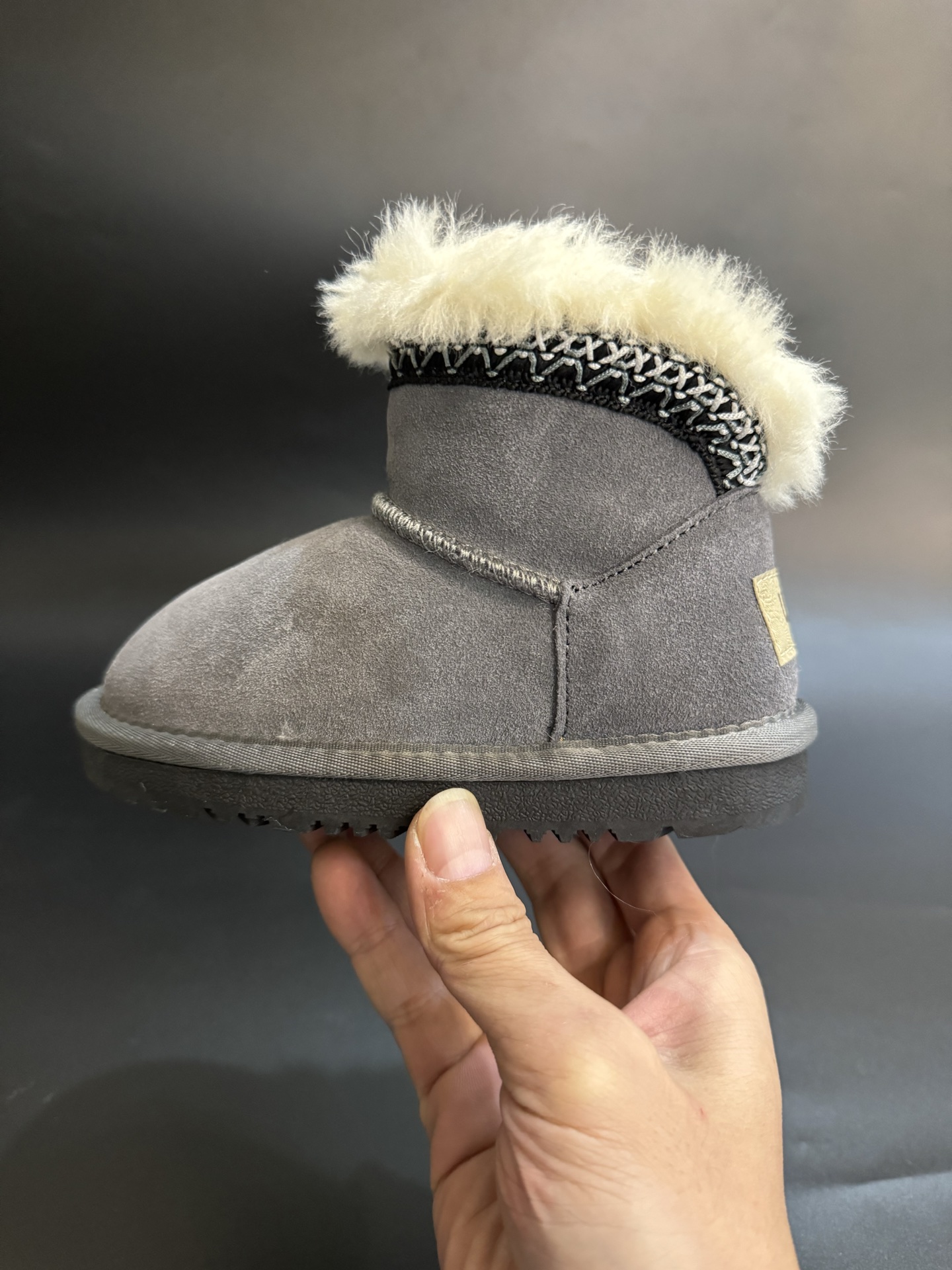 图片[3]-UGG塔斯林民族风儿童中帮雪地靴 尺码25—37 经典UGG民族风系列款式❤️ 低帮款式设计，保暖防风☁️ 羊毛一体系列，质感满满💯 橡胶耐磨防滑大底，脚感超赞👍🏻-选品中心