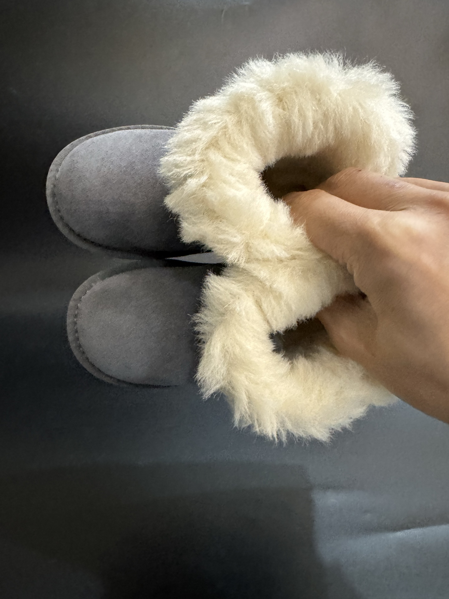 图片[2]-UGG塔斯林民族风儿童中帮雪地靴 尺码25—37 经典UGG民族风系列款式❤️ 低帮款式设计，保暖防风☁️ 羊毛一体系列，质感满满💯 橡胶耐磨防滑大底，脚感超赞👍🏻-选品中心