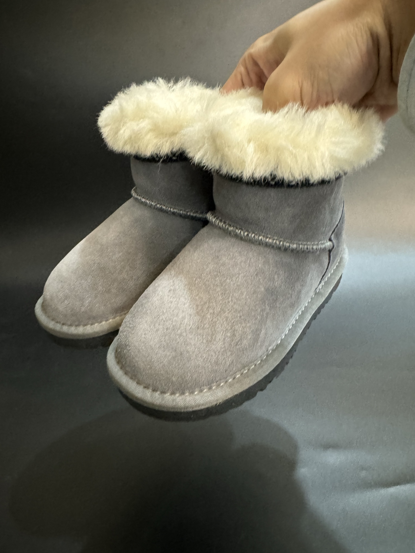 UGG塔斯林民族风儿童中帮雪地靴 尺码25—37 经典UGG民族风系列款式❤️ 低帮款式设计，保暖防风☁️ 羊毛一体系列，质感满满💯 橡胶耐磨防滑大底，脚感超赞👍🏻-选品中心