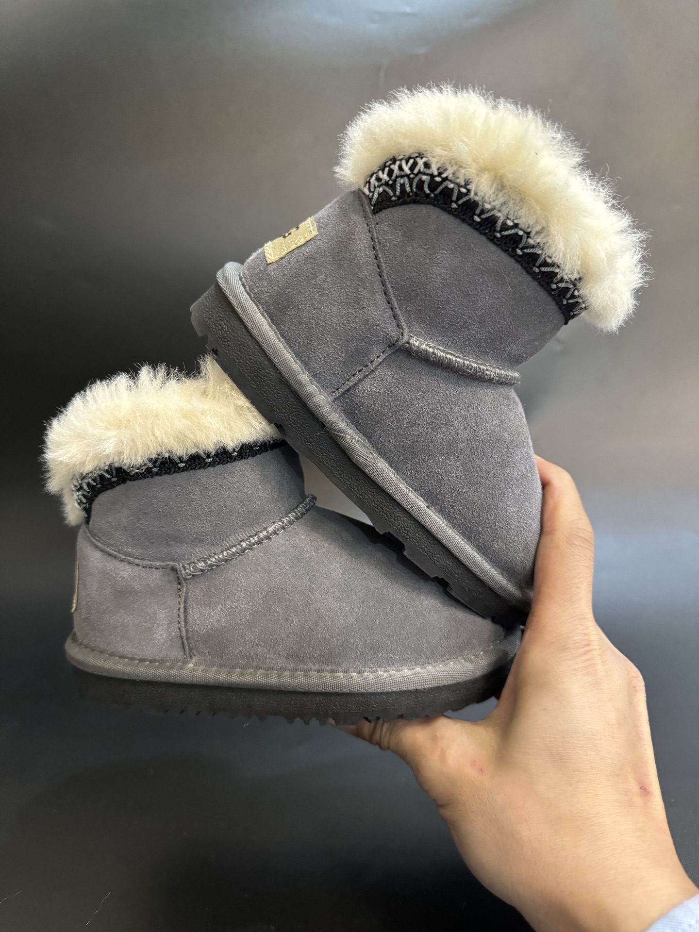 图片[9]-UGG塔斯林民族风儿童中帮雪地靴 尺码25—37 经典UGG民族风系列款式❤️ 低帮款式设计，保暖防风☁️ 羊毛一体系列，质感满满💯 橡胶耐磨防滑大底，脚感超赞👍🏻-选品中心