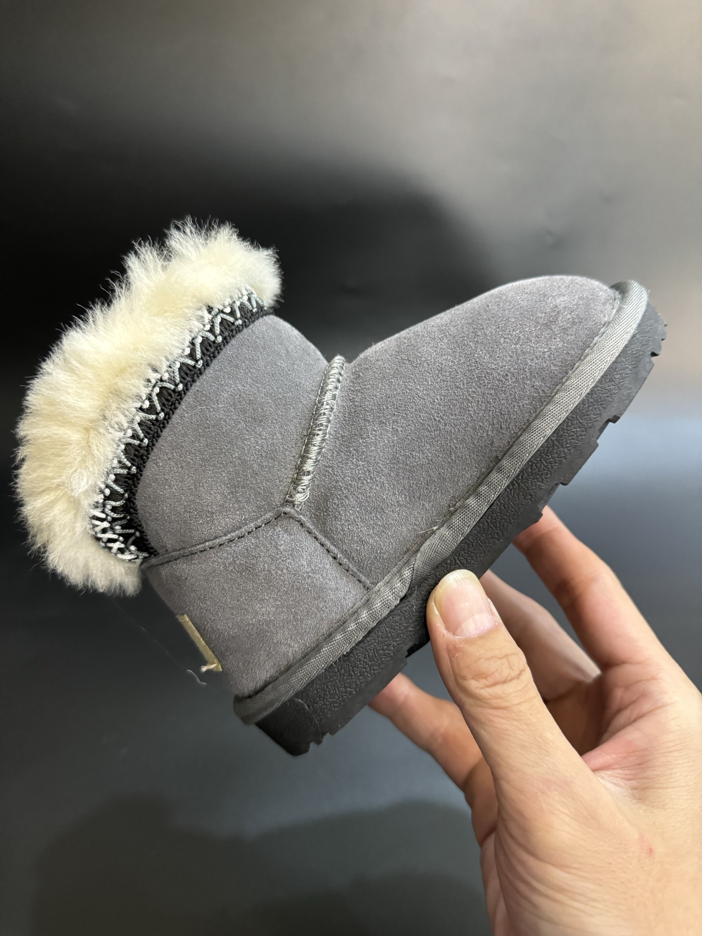 图片[5]-UGG塔斯林民族风儿童中帮雪地靴 尺码25—37 经典UGG民族风系列款式❤️ 低帮款式设计，保暖防风☁️ 羊毛一体系列，质感满满💯 橡胶耐磨防滑大底，脚感超赞👍🏻-选品中心