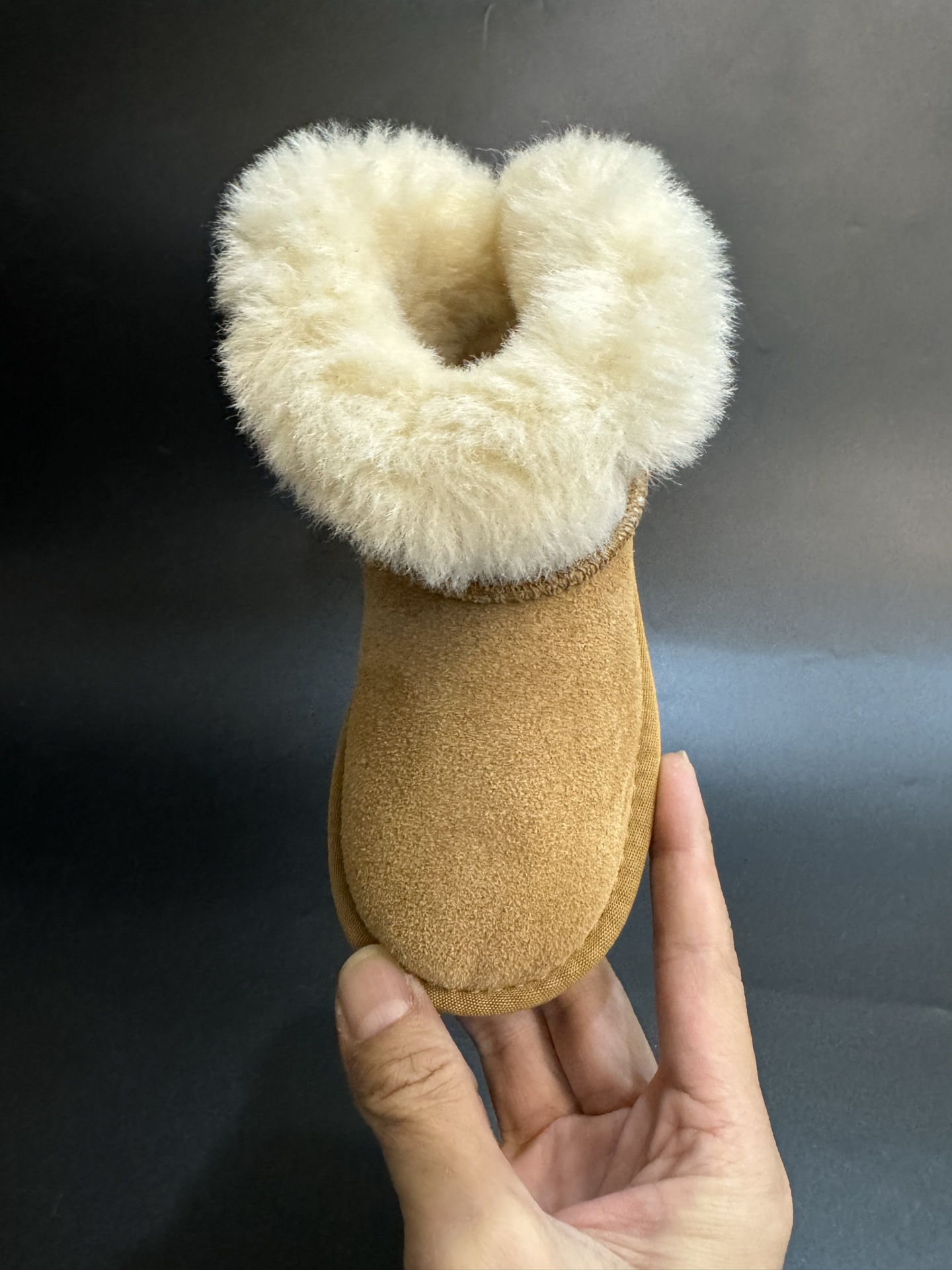 图片[6]-UGG塔斯林民族风儿童中帮雪地靴 尺码25—37 经典UGG民族风系列款式❤️ 低帮款式设计，保暖防风☁️ 羊毛一体系列，质感满满💯 橡胶耐磨防滑大底，脚感超赞👍🏻-选品中心