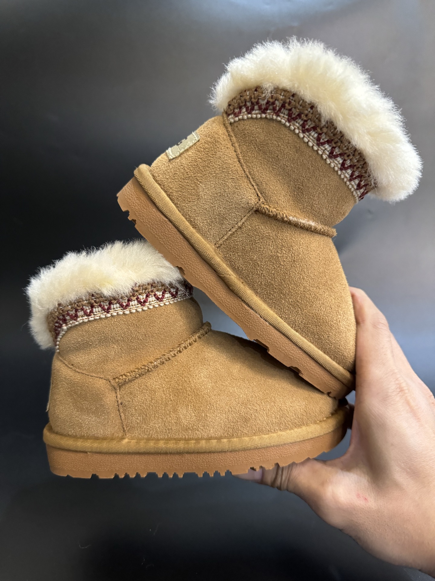 图片[9]-UGG塔斯林民族风儿童中帮雪地靴 尺码25—37 经典UGG民族风系列款式❤️ 低帮款式设计，保暖防风☁️ 羊毛一体系列，质感满满💯 橡胶耐磨防滑大底，脚感超赞👍🏻-选品中心