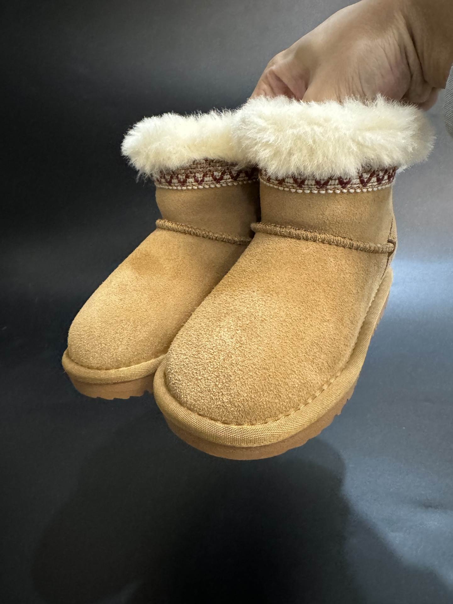 NO:601941,UGG Taslin ethnic style children's mid-top snow boots, sizes 25-37, classic UGG ethnic style series styles, low-top style design, warm and windproof, wool one-piece series, full of texture, rubber wear-resistant and non-slip outsole, great foot feel, snow boots, boots,19860909UGG塔斯林民族风儿童中帮雪地靴 尺码25—37 经典UGG民族风系列款式 低帮款式设计,保暖防风 羊毛一体系列,质感满满 橡胶耐磨防滑大底,脚感超赞,雪地靴,boots,,Children's