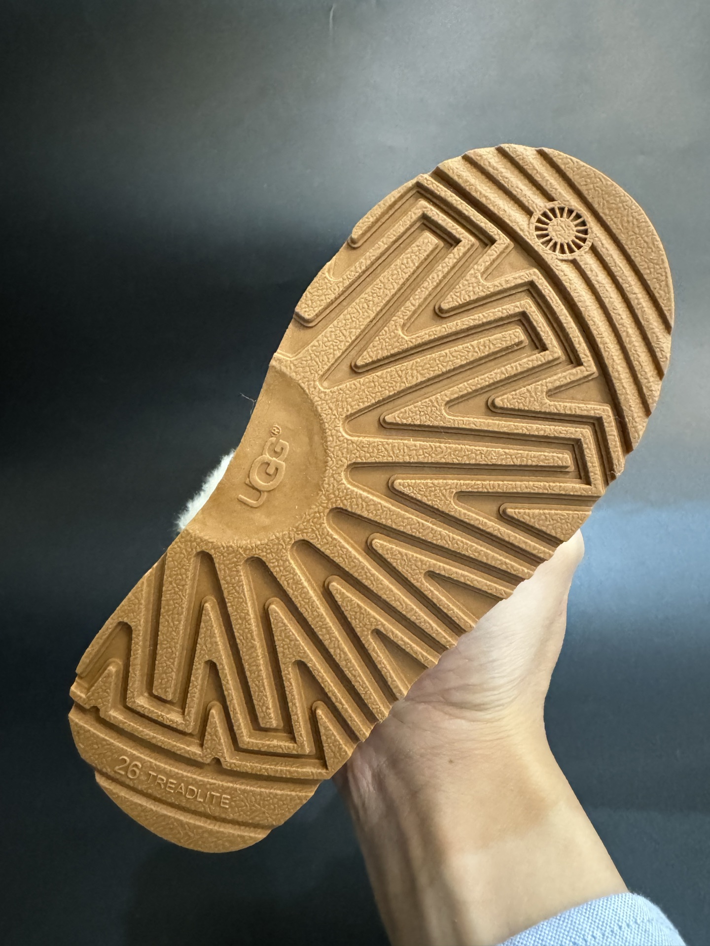 图片[8]-UGG塔斯林民族风儿童中帮雪地靴 尺码25—37 经典UGG民族风系列款式❤️ 低帮款式设计，保暖防风☁️ 羊毛一体系列，质感满满💯 橡胶耐磨防滑大底，脚感超赞👍🏻-选品中心