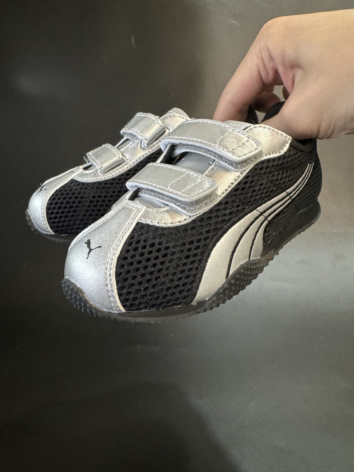 NO:811554,The first popular model on the whole network is Puma M children's new summer thin-soled Millennium style T-toe children's casual shoes racing moral training shoes Zhang Linghe's same style children's shoes Size 24-27 Another popular PUMA racing style Silver leather mesh splicing series, fashionable and stylish Double Velcro design, easy to put on and take off Rubber wear-resistant and non-slip outsole, the foot feel is self-evident, Puma,19860909全网首发爆款了 彪M 童鞋夏季新款薄底千禧风T头儿童休闲鞋赛车德训鞋张凌赫同款童鞋 尺码24–27 又一款PUMA赛车爆款 银色皮网面拼接系列,时髦又洋气 双魔术贴设计,穿脱方便 橡胶耐磨防滑大底,脚感不言而喻,彪马,,Children's