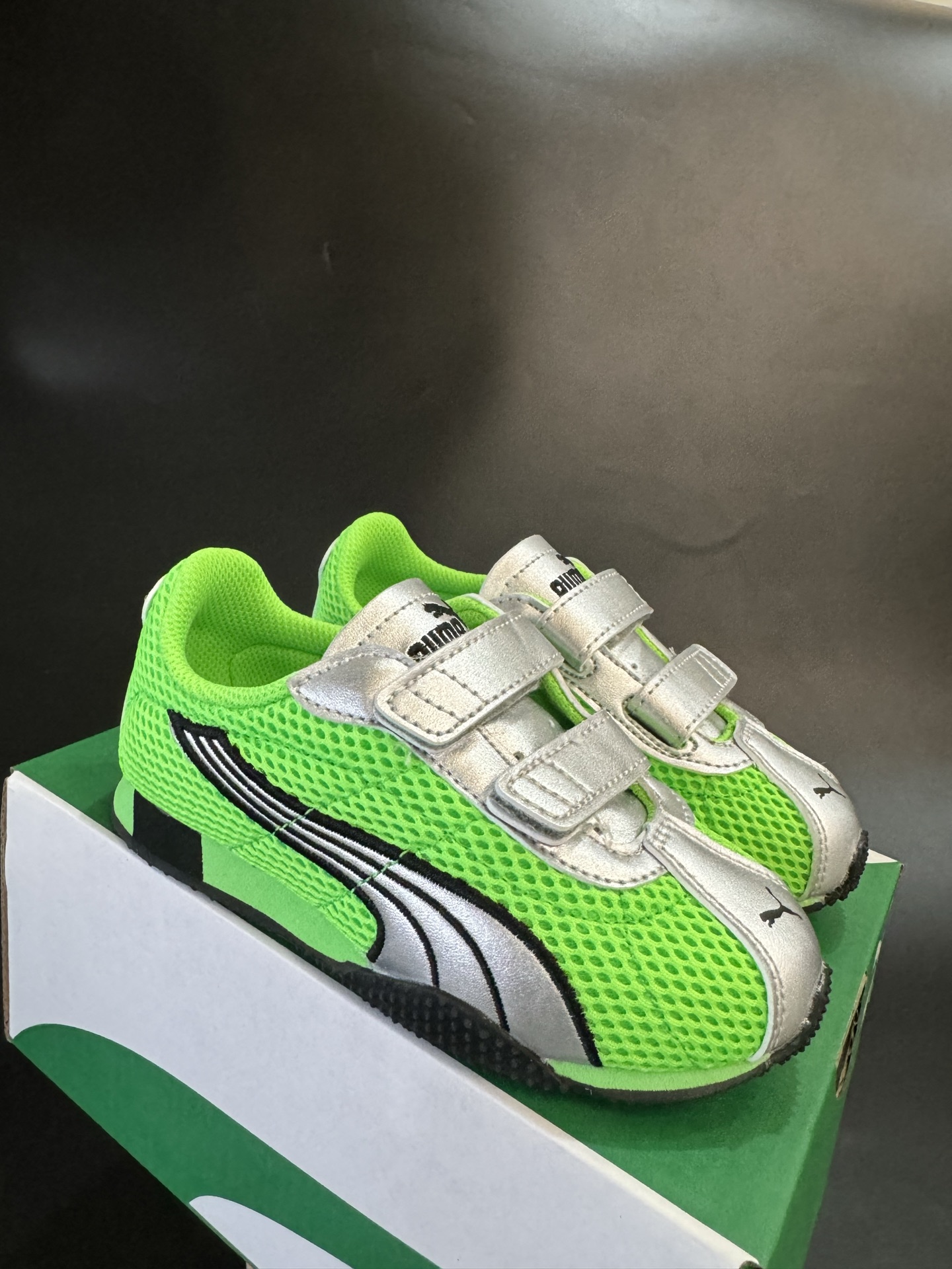 NO:811562,The pre-sale is open for the first time on the whole network. Piao M children's shoes, the new summer thin-soled Millennium style T-toe children's casual shoes, racing moral training shoes, the same style of children's shoes as Zhang Linghe, sizes 24-27, another popular PUMA racing style. Silver leather mesh splicing series, fashionable and stylish. Double Velcro design, easy to put on and take off. Rubber wear-resistant and non-slip outsole, the foot feel is self-evident, Puma,19860909预售放 全网首发爆款了 彪M 童鞋夏季新款薄底千禧风T头儿童休闲鞋赛车德训鞋张凌赫同款童鞋 尺码24–27 又一款PUMA赛车爆款 银色皮网面拼接系列,时髦又洋气 双魔术贴设计,穿脱方便 橡胶耐磨防滑大底,脚感不言而喻,彪马,,Children's