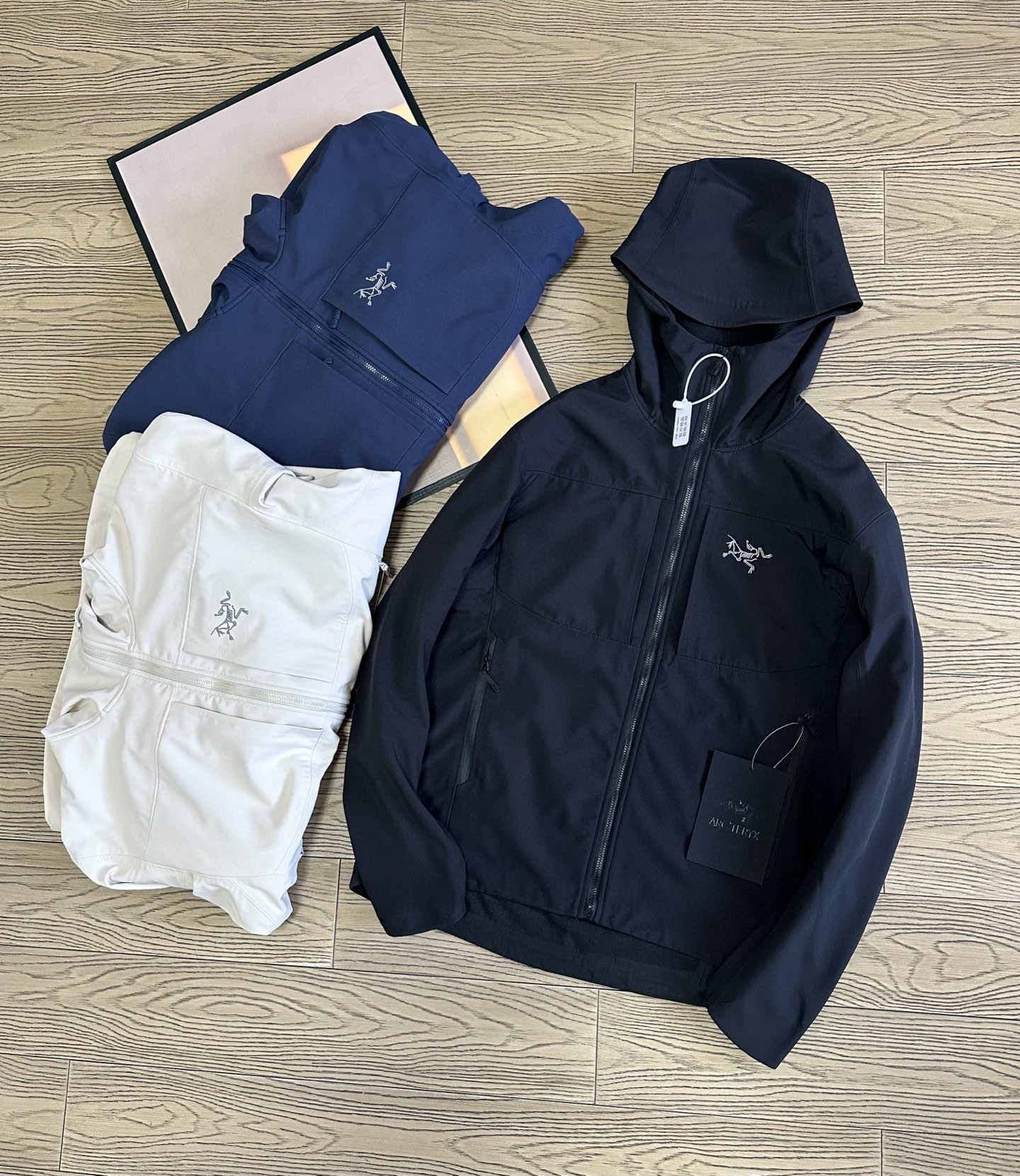 高标准选精品✨通版多擦亮👀,🐮货冲冲冲 💰390
始祖鸟情侣款户外冲锋衣~
重磅春款新款来袭,2 5年春秋最新款 ARC'TERYX
始祖鸟软壳冲锋衣!
专柜醉新版,兄弟千万别错过!
先进压胶技术!采用专业止水带压胶!外层
GTEXAPORE 外层防水透气!保暖、舒适、
轻便!
细节介绍:
帽子:连帽、风帽可调节视野范国和松紧度!
外层夹克面料:TEXAPORE2L 面料拥有拒水、防
风功能和良好的舒适性
拉链:专业YKK拉链、可经受十万次的拉合
袖口:内层弹力收缩袖口、外层魔术贴设计,能有效防止风沙的进入。
下摆可调节系统、水洗标齐全!
颜色:黑色~藏青~米白
尺码:S——2XL
S 肩宽47 胸围118 袖长63 衣长72
M 肩宽48 胸围120 袖长64 衣长72
L 肩宽49 胸围122 袖长65 衣长74
XL肩宽50 胸围124 袖长66 衣长75
2xL肩宽51 胸围126 袖长67 衣长76