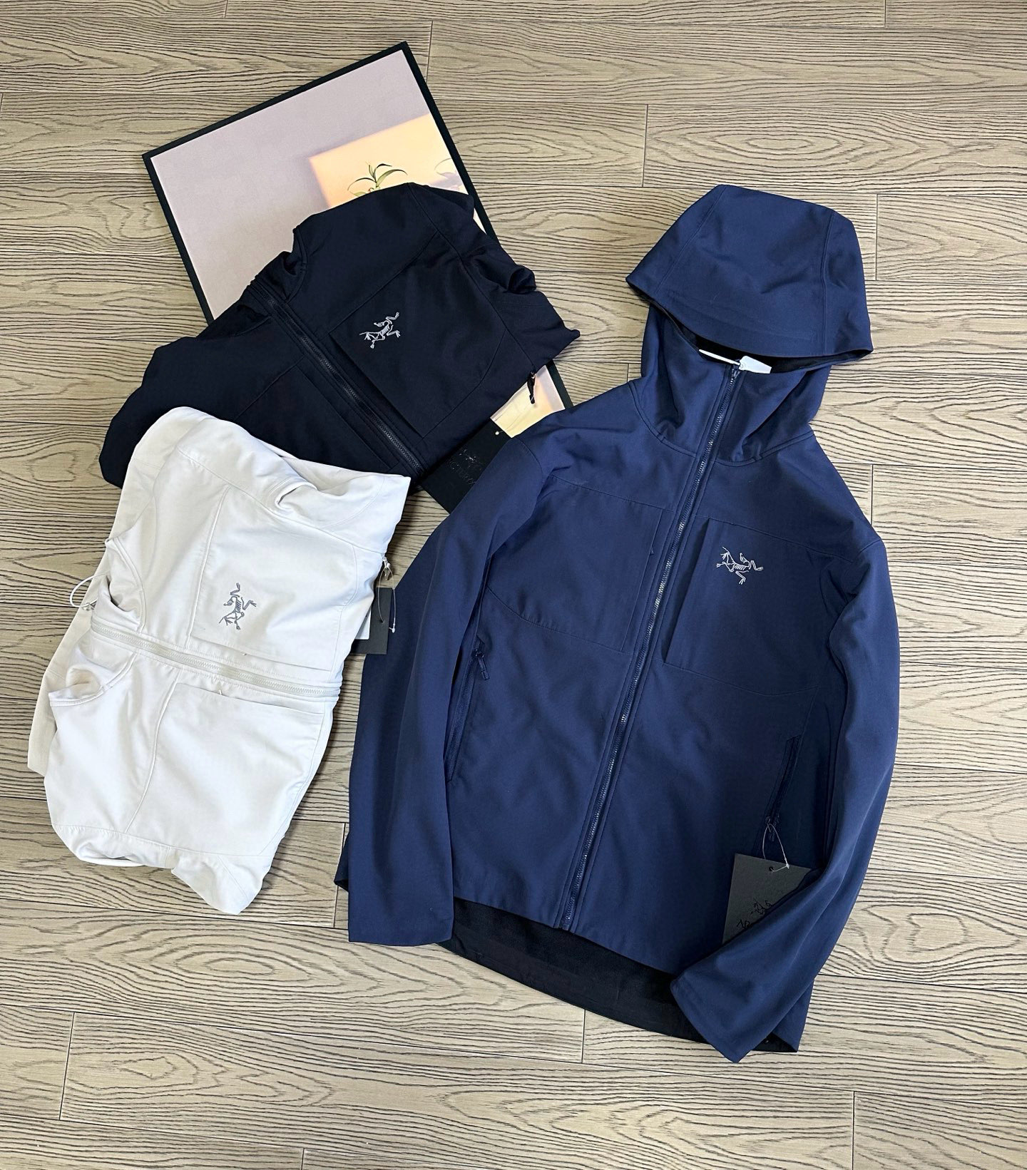 高标准选精品✨通版多擦亮👀,🐮货冲冲冲 💰390
始祖鸟情侣款户外冲锋衣~
重磅春款新款来袭,2 5年春秋最新款 ARC'TERYX
始祖鸟软壳冲锋衣!
专柜醉新版,兄弟千万别错过!
先进压胶技术!采用专业止水带压胶!外层
GTEXAPORE 外层防水透气!保暖、舒适、
轻便!
细节介绍:
帽子:连帽、风帽可调节视野范国和松紧度!
外层夹克面料:TEXAPORE2L 面料拥有拒水、防
风功能和良好的舒适性
拉链:专业YKK拉链、可经受十万次的拉合
袖口:内层弹力收缩袖口、外层魔术贴设计,能有效防止风沙的进入。
下摆可调节系统、水洗标齐全!
颜色:黑色~藏青~米白
尺码:S——2XL
S 肩宽47 胸围118 袖长63 衣长72
M 肩宽48 胸围120 袖长64 衣长72
L 肩宽49 胸围122 袖长65 衣长74
XL肩宽50 胸围124 袖长66 衣长75
2xL肩宽51 胸围126 袖长67 衣长76