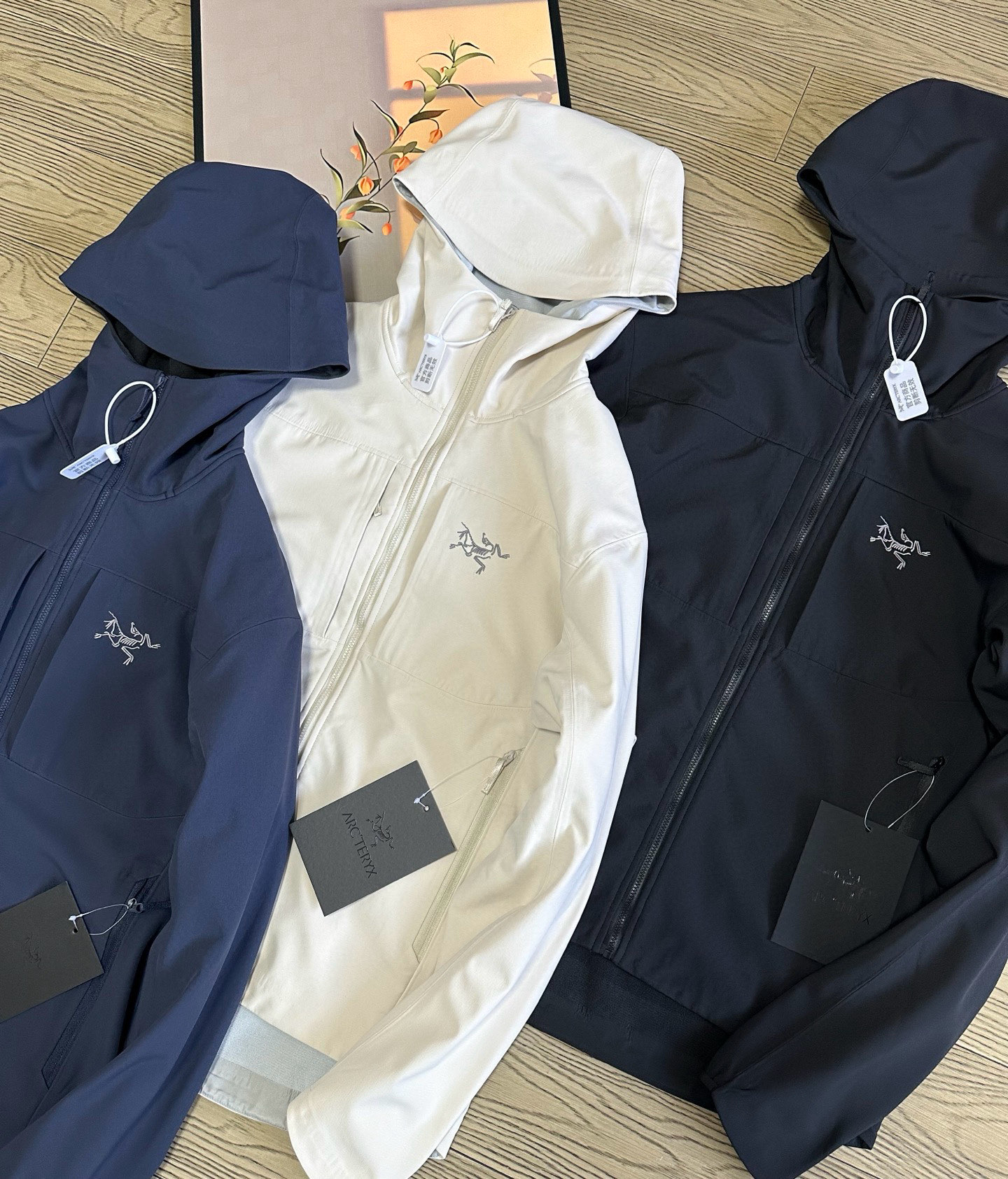 高标准选精品✨通版多擦亮👀,🐮货冲冲冲 💰390
始祖鸟情侣款户外冲锋衣~
重磅春款新款来袭,2 5年春秋最新款 ARC'TERYX
始祖鸟软壳冲锋衣!
专柜醉新版,兄弟千万别错过!
先进压胶技术!采用专业止水带压胶!外层
GTEXAPORE 外层防水透气!保暖、舒适、
轻便!
细节介绍:
帽子:连帽、风帽可调节视野范国和松紧度!
外层夹克面料:TEXAPORE2L 面料拥有拒水、防
风功能和良好的舒适性
拉链:专业YKK拉链、可经受十万次的拉合
袖口:内层弹力收缩袖口、外层魔术贴设计,能有效防止风沙的进入。
下摆可调节系统、水洗标齐全!
颜色:黑色~藏青~米白
尺码:S——2XL
S 肩宽47 胸围118 袖长63 衣长72
M 肩宽48 胸围120 袖长64 衣长72
L 肩宽49 胸围122 袖长65 衣长74
XL肩宽50 胸围124 袖长66 衣长75
2xL肩宽51 胸围126 袖长67 衣长76